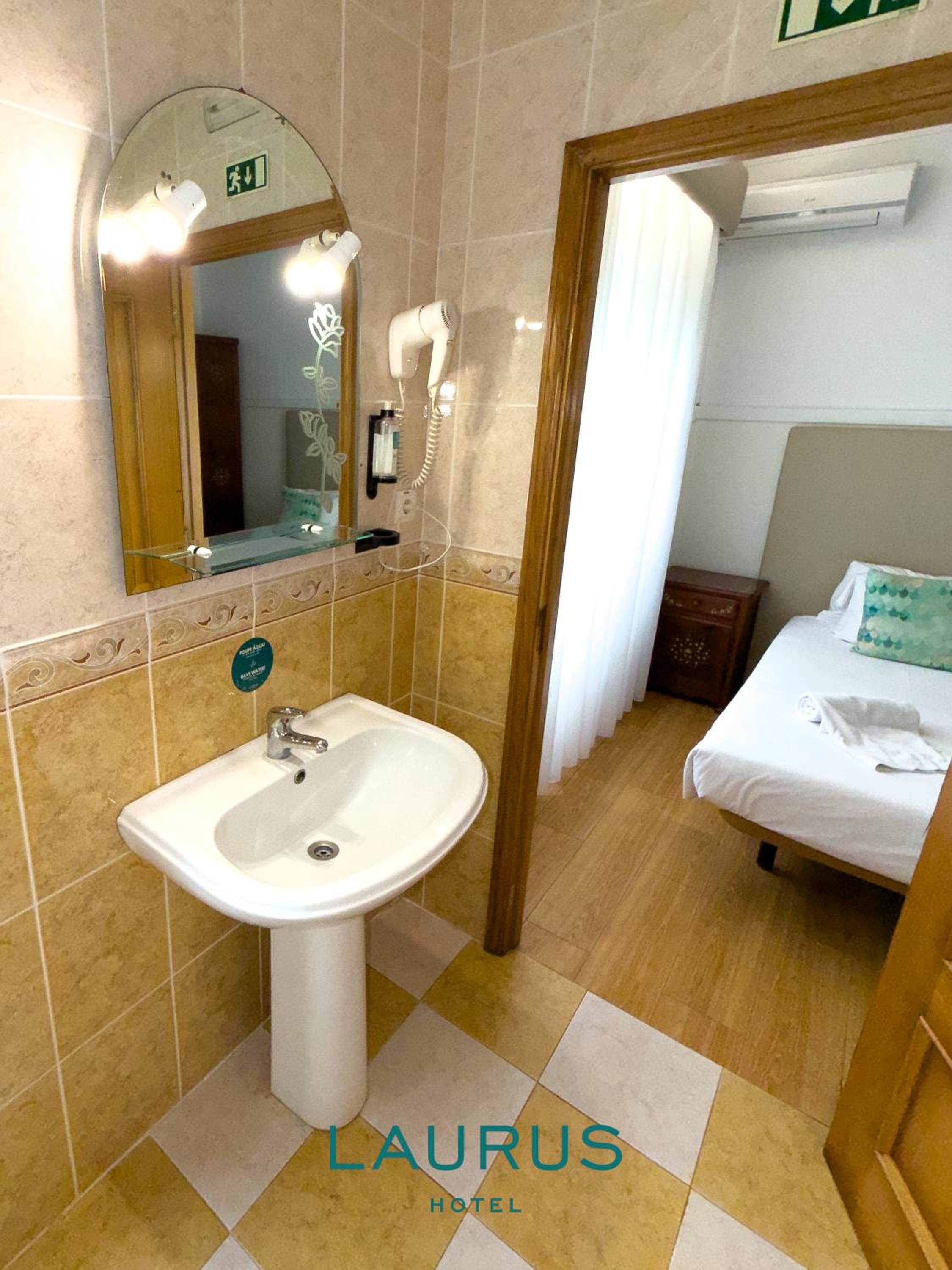 Economy Twin Room photo 1