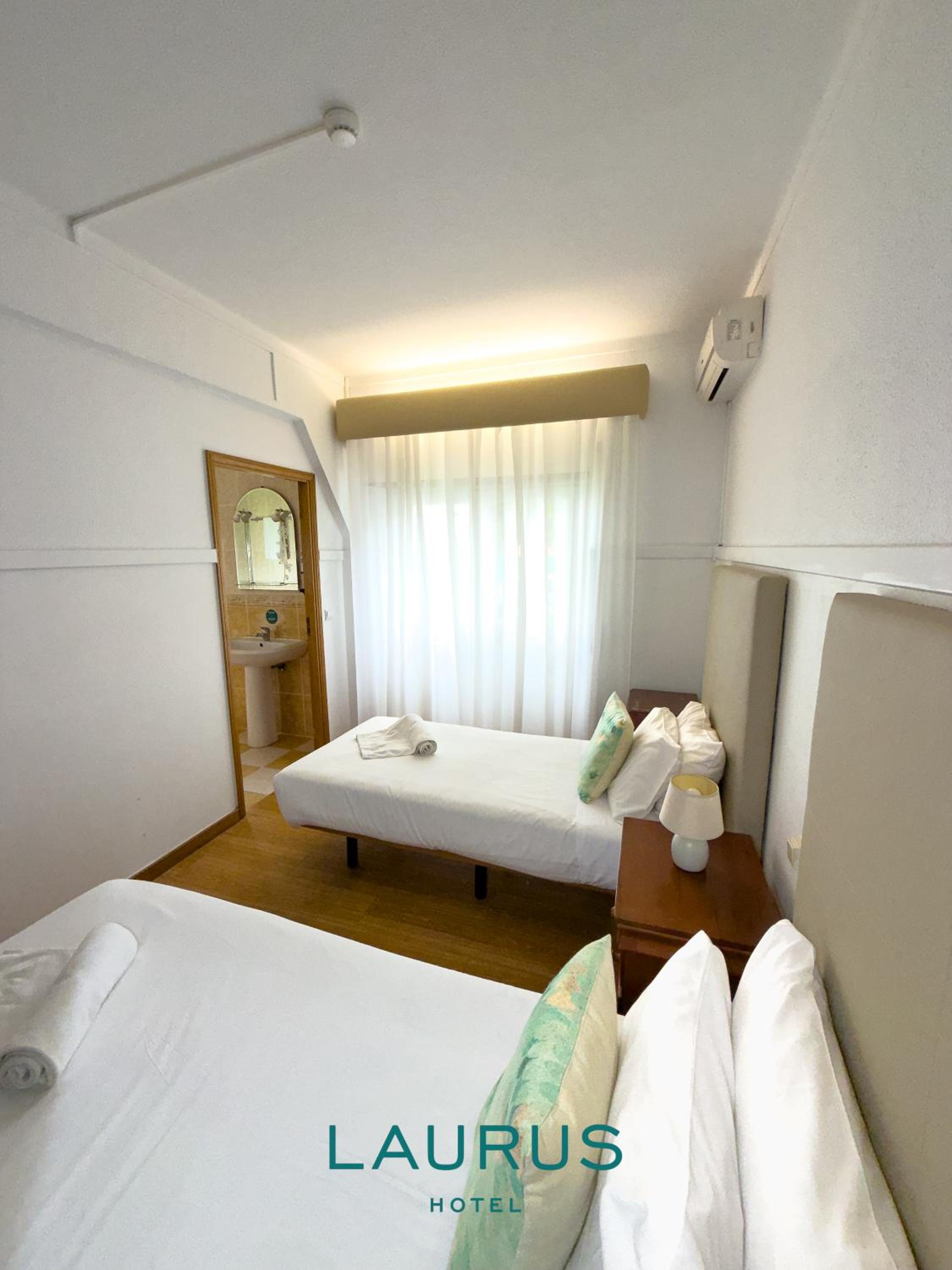 Economy Twin Room photo 2