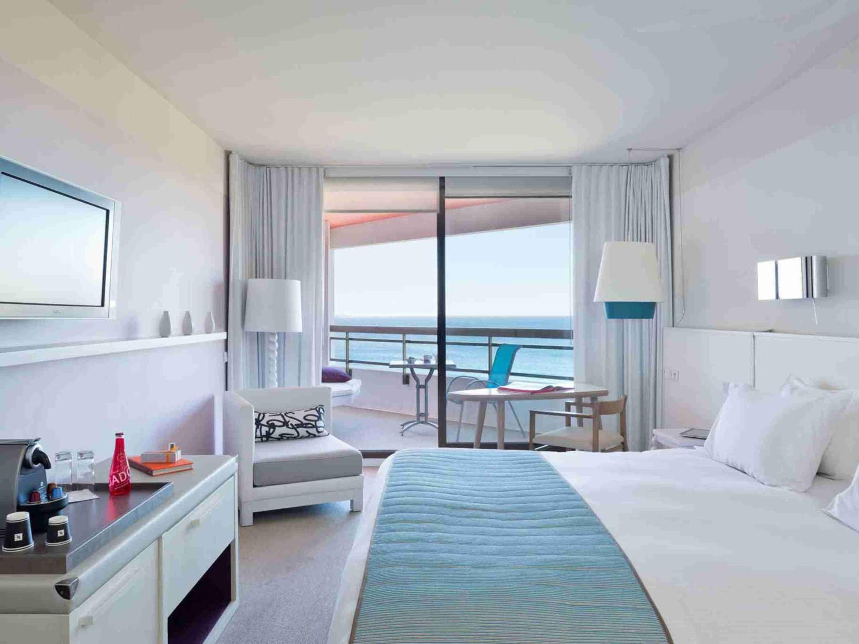Superior Suite - One King Bed, panoramic vie w of the sea and Bay of Cannes with terraces - Photo 5