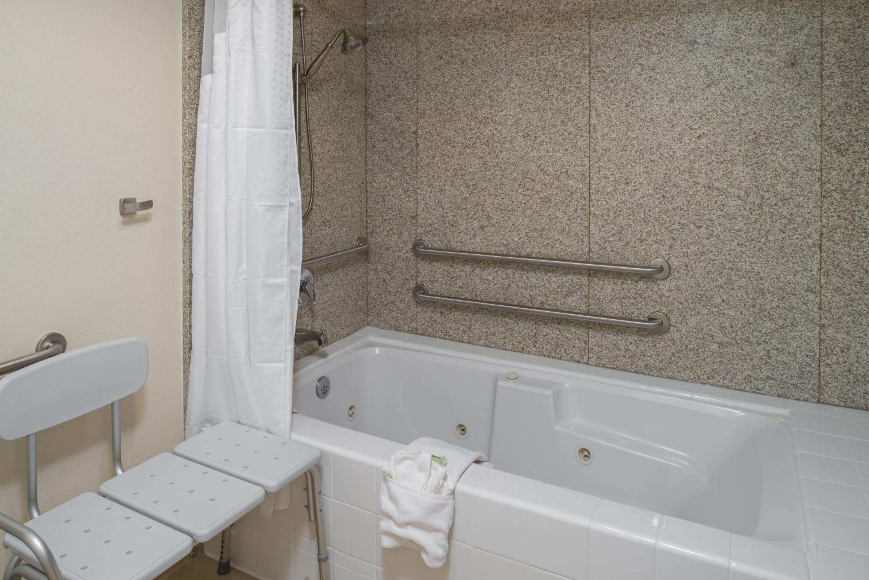 King Room - Mobility Access Tub - Non-Smoking - Photo 2