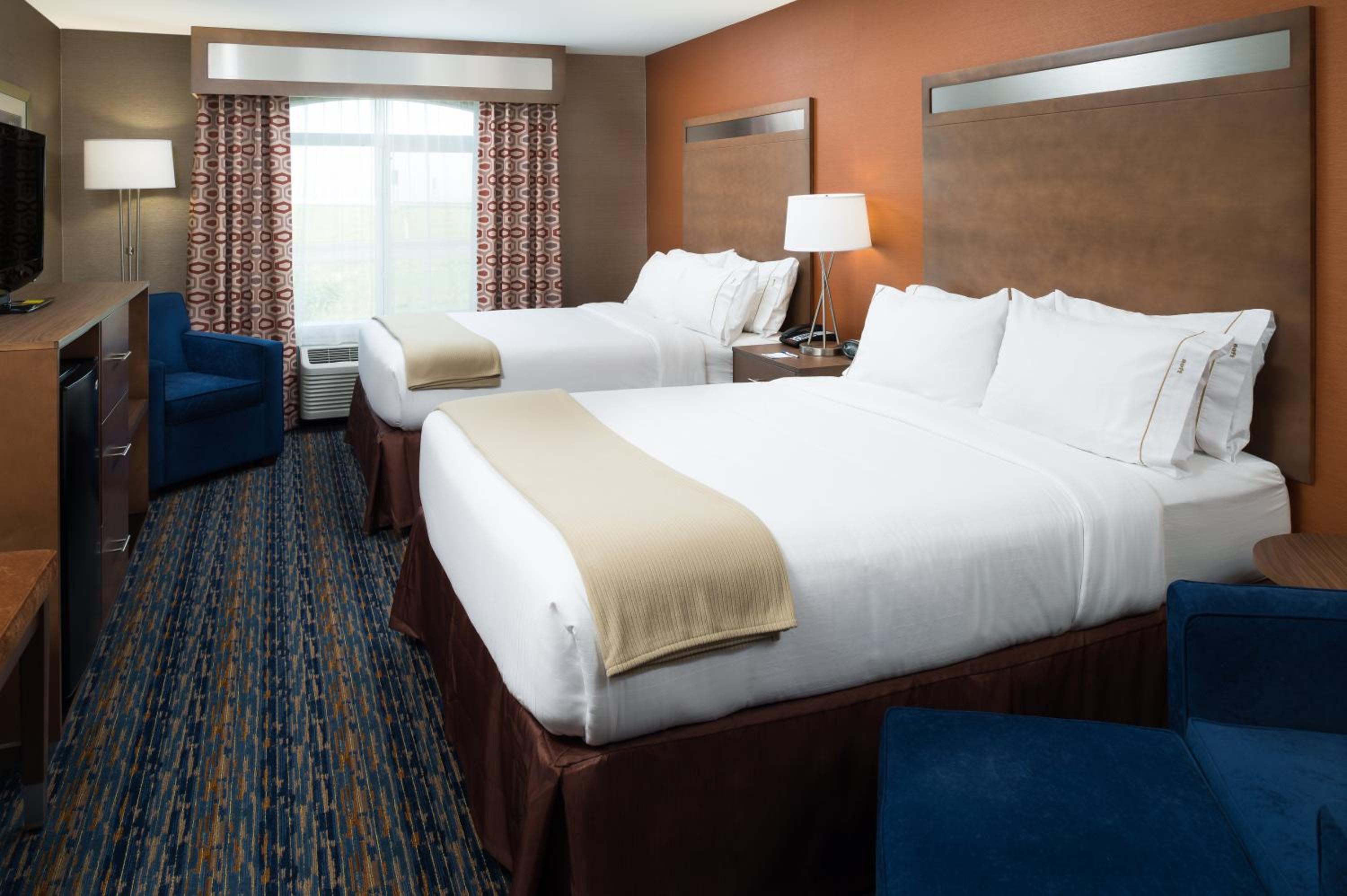 Standard Queen Room with Two Queen Beds - Photo 5