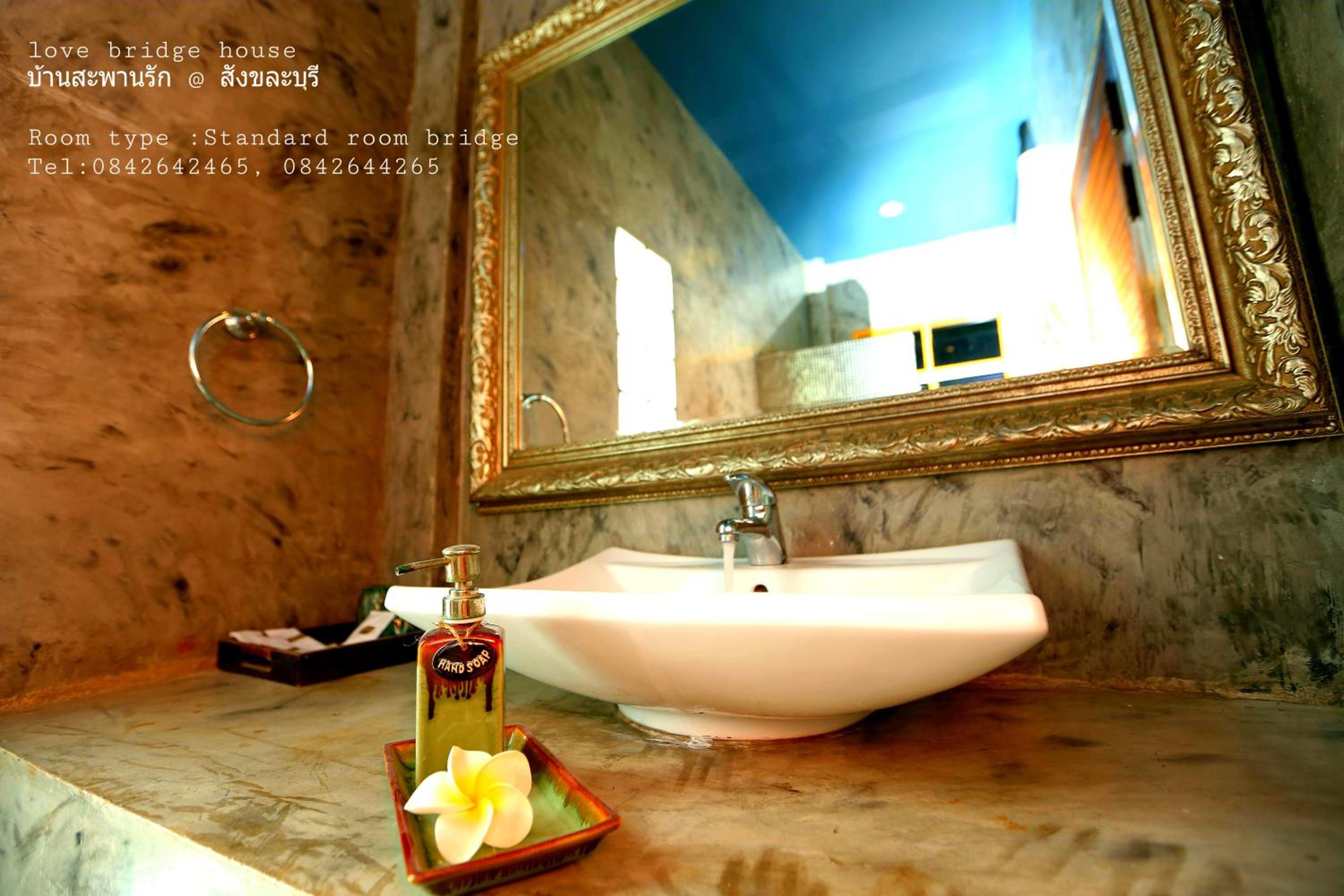 Standard Queen Room - Photo 9