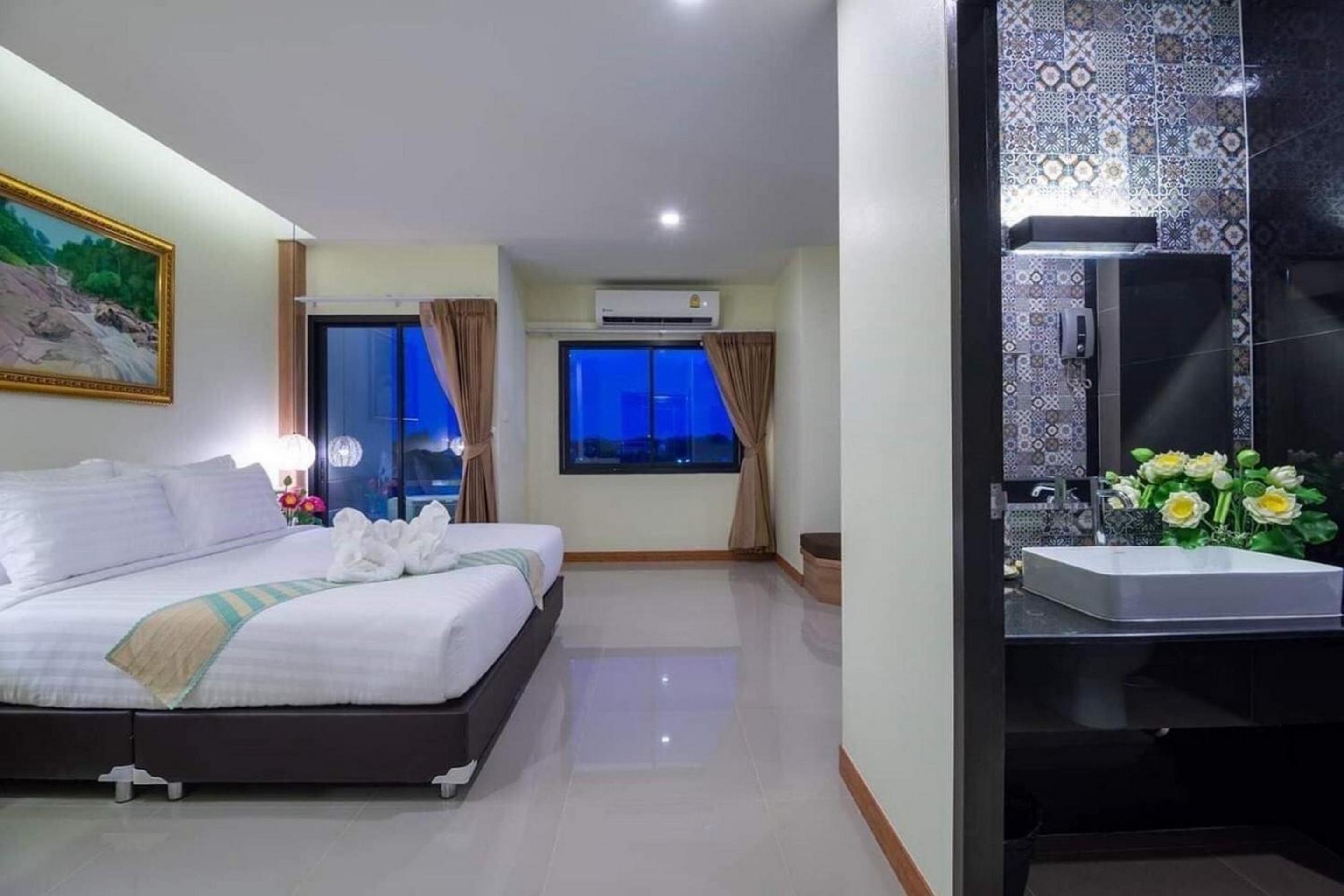 Suite - Photo 3
