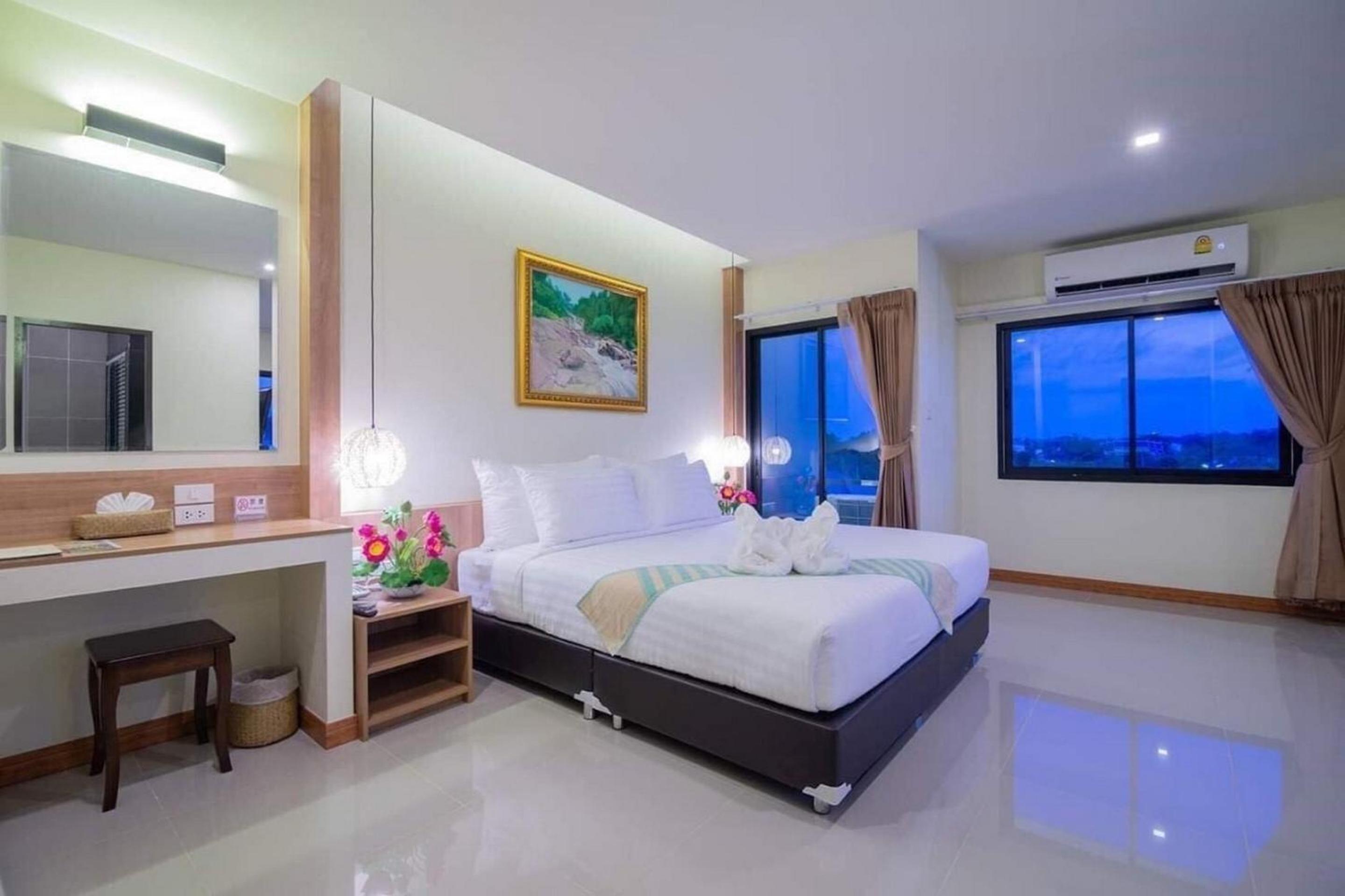 Suite - Photo 1