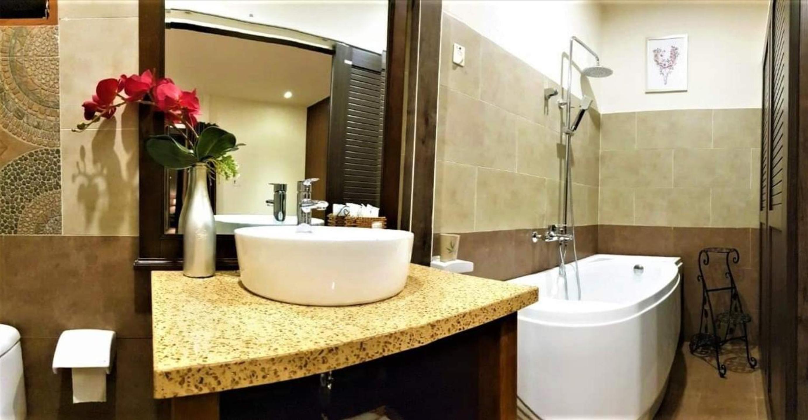 Deluxe Double Room with Bath - Photo 6