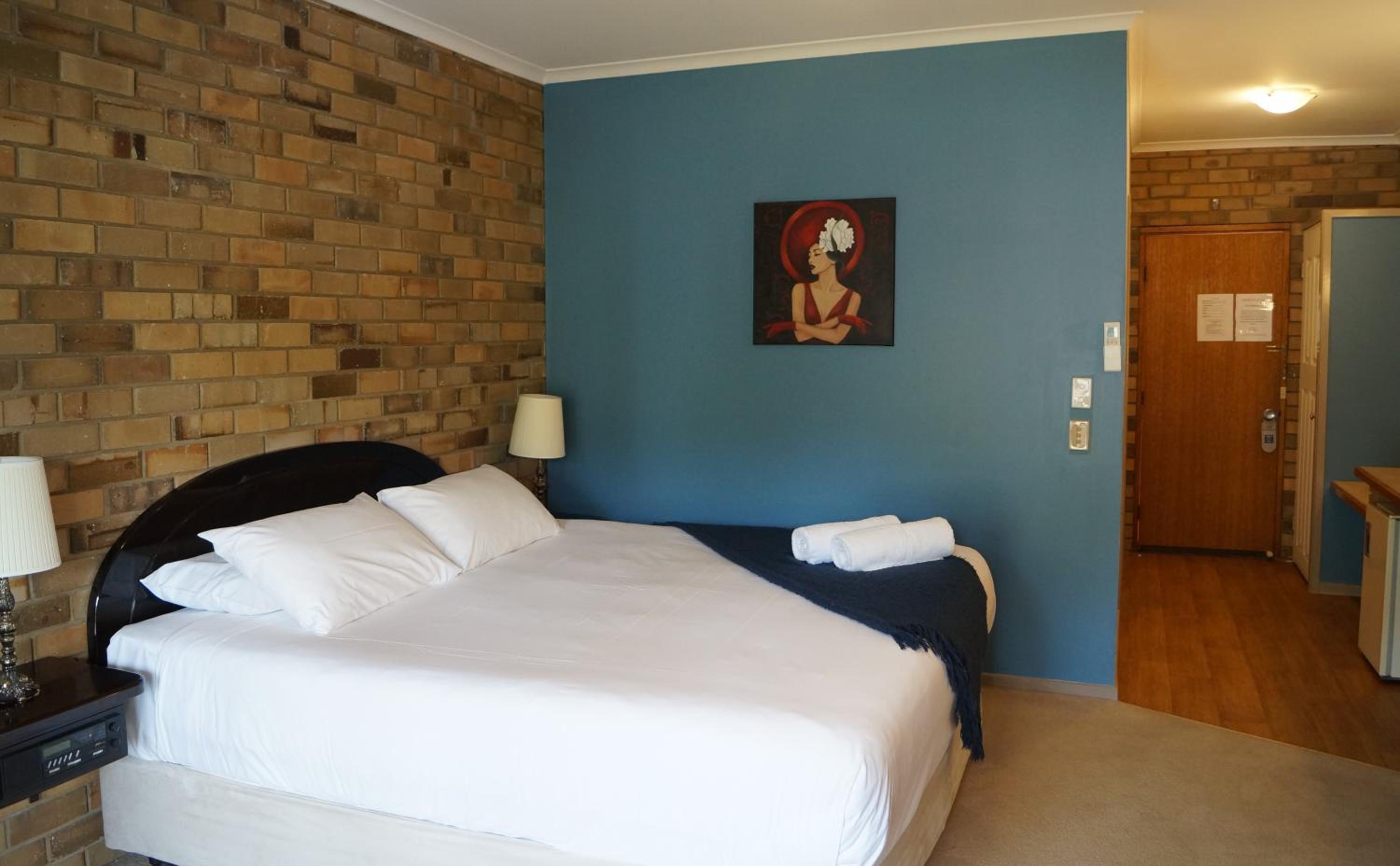 Deluxe King Suite with Spa Bath and Lake View  photo 1