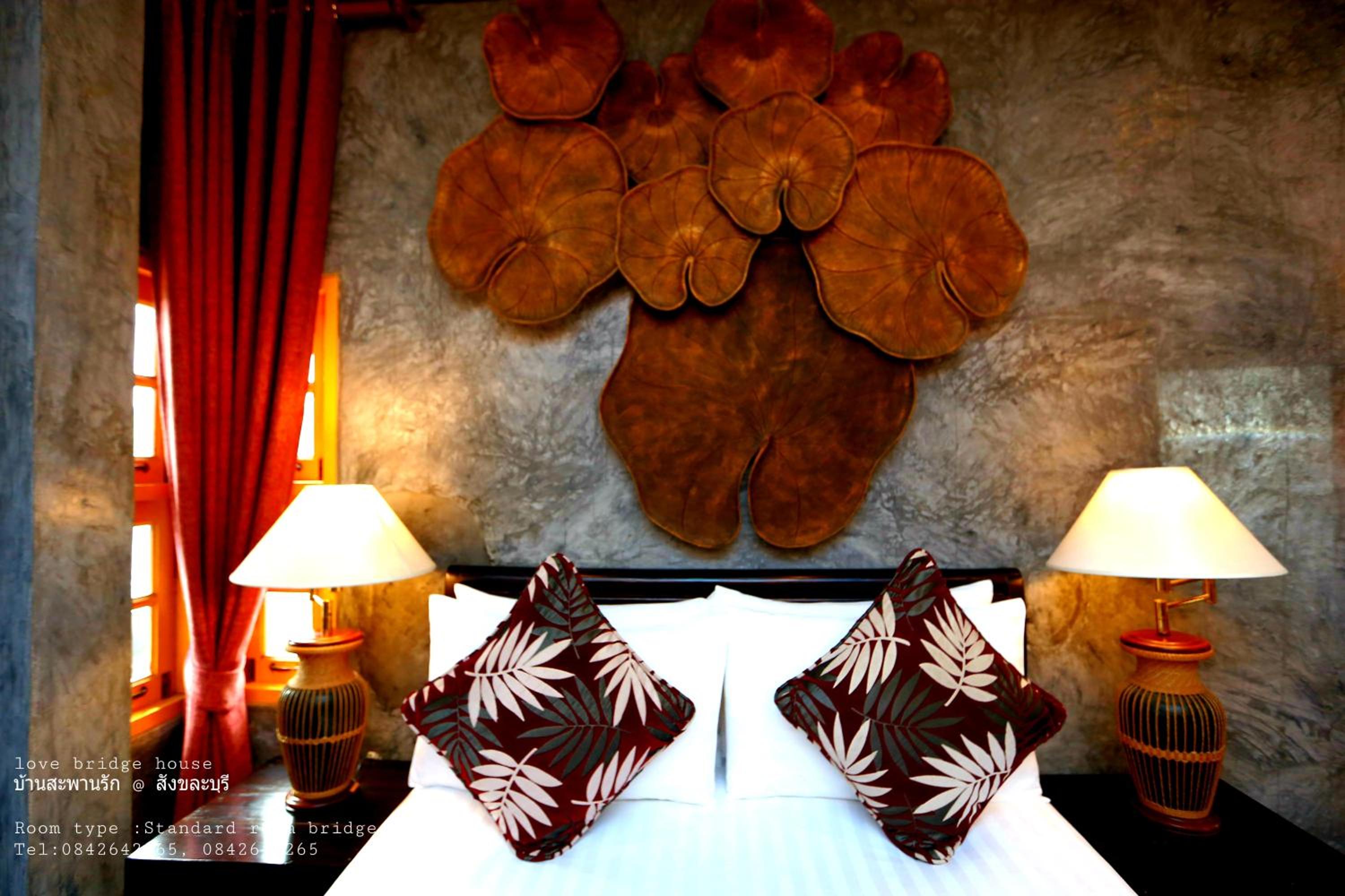 Standard Queen Room - Photo 22
