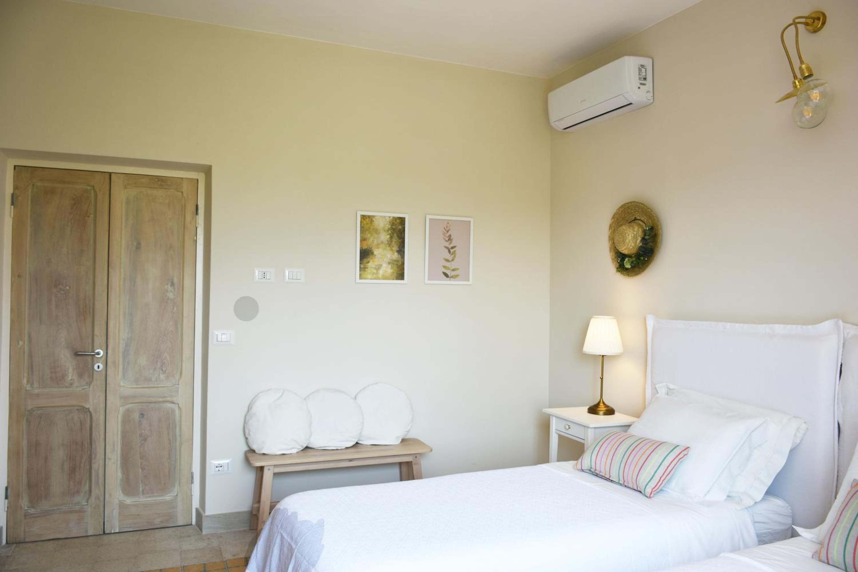 Superior Quadruple Room - Photo 12