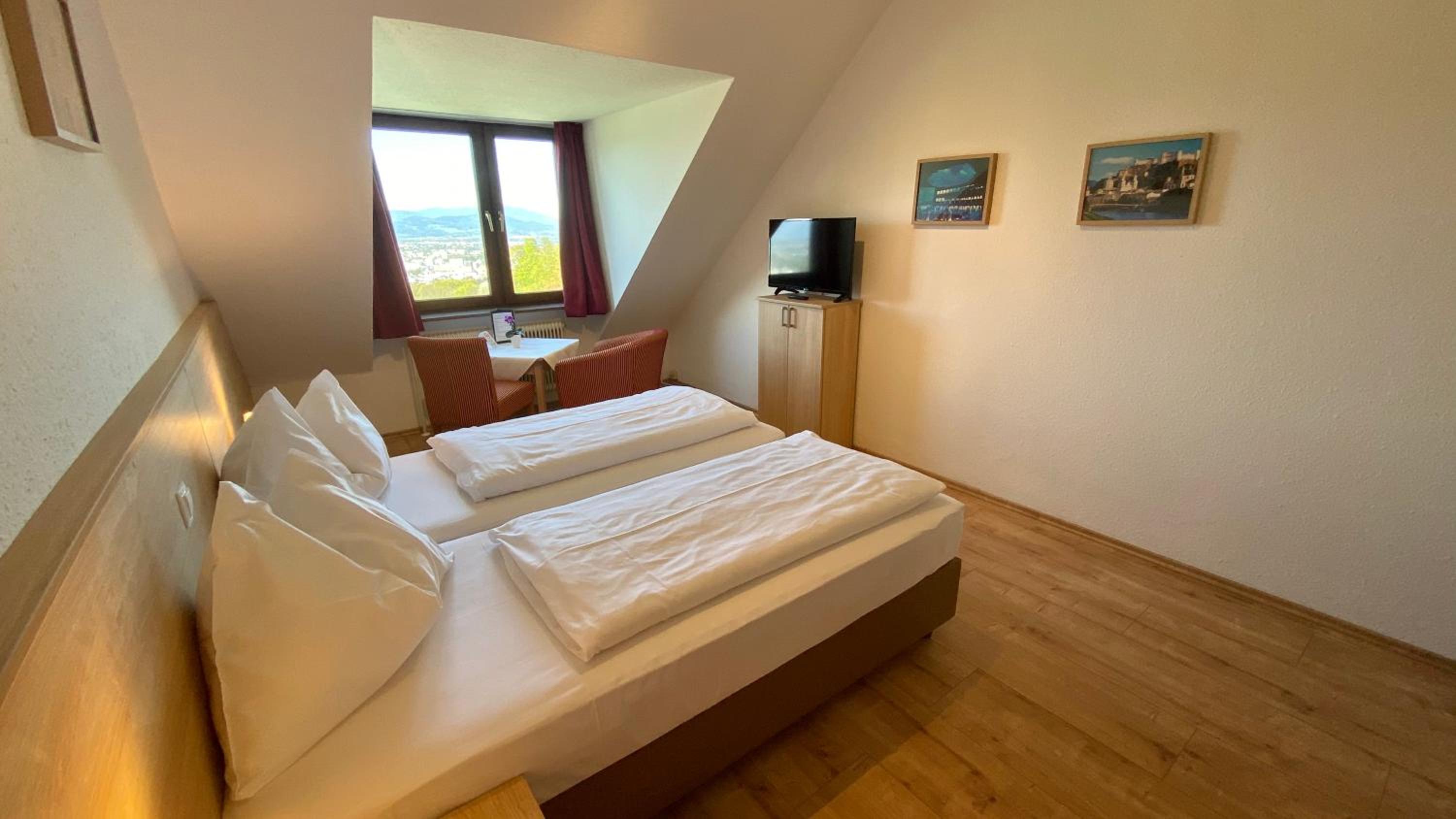 Double Room with City View - Photo 5