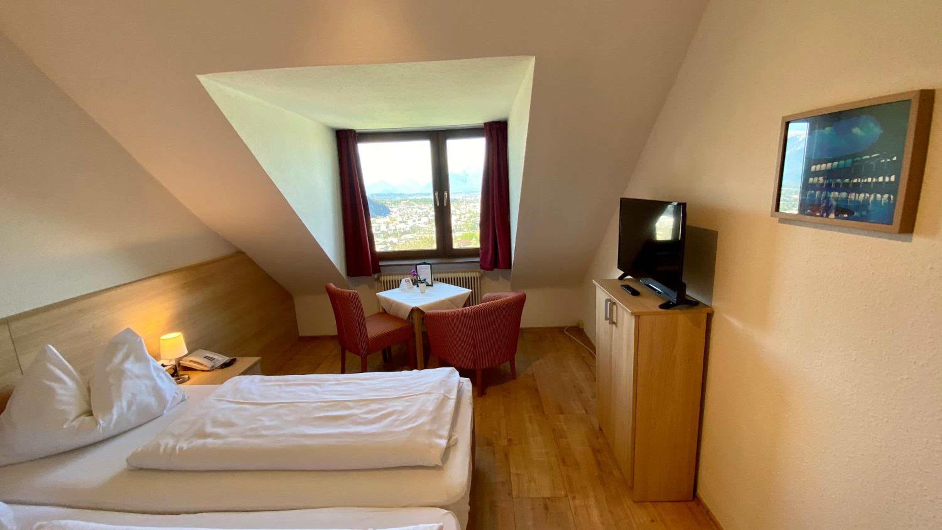 Double Room with City View - Photo 4