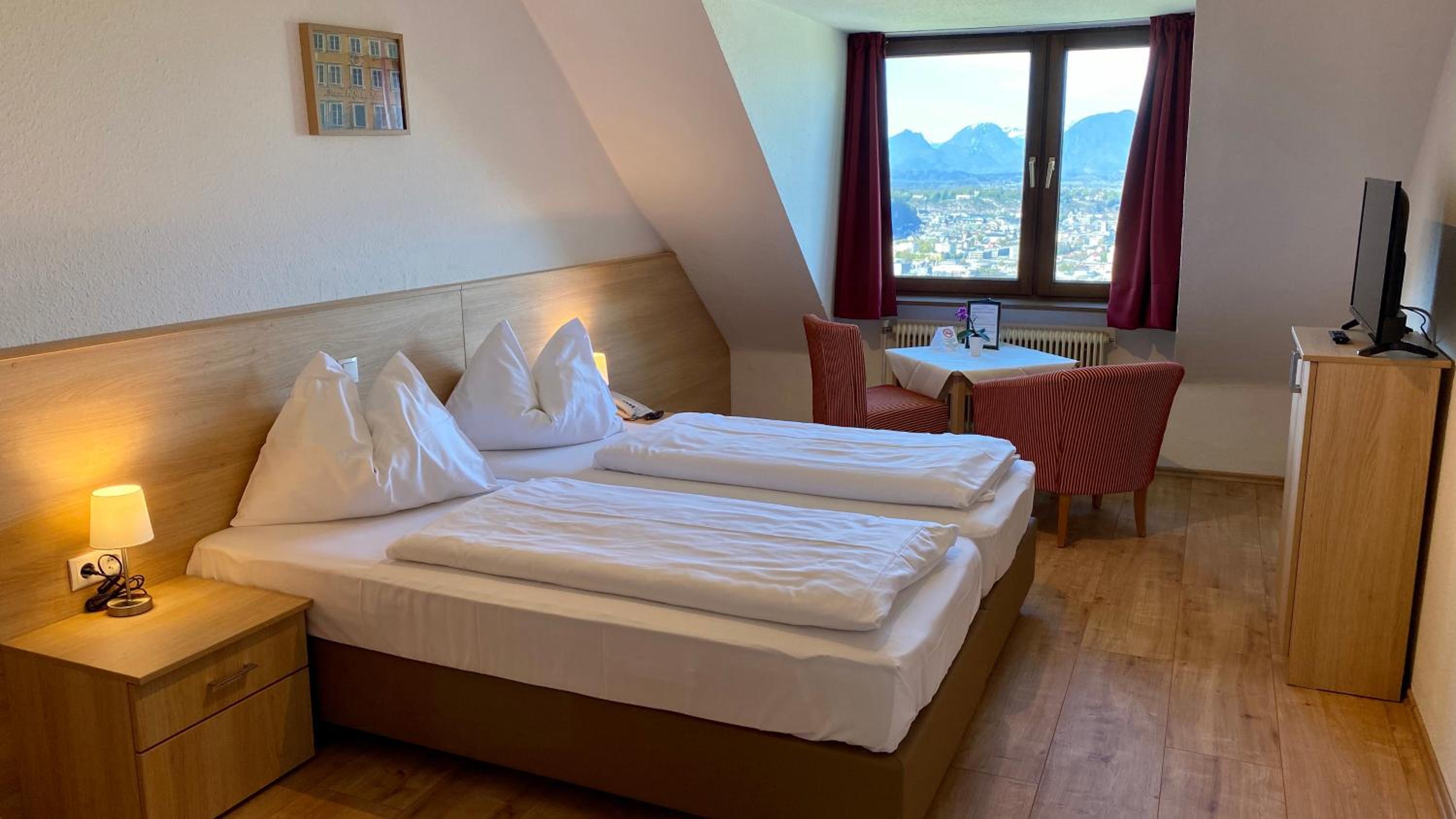 Double Room with City View - Photo 2