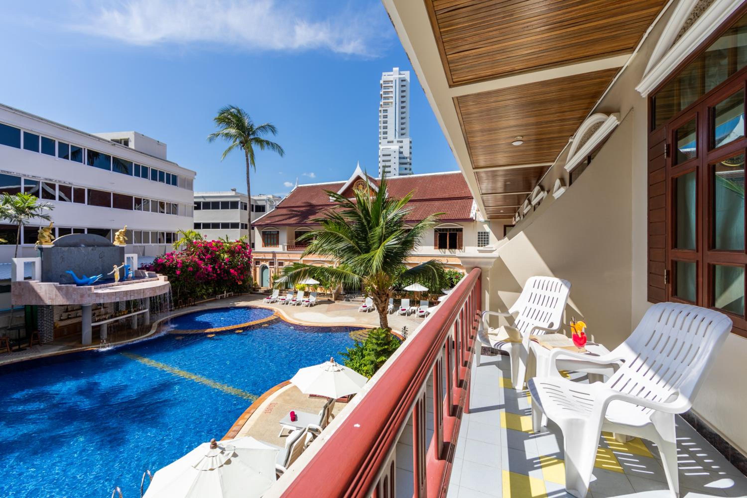 Deluxe Pool View - Photo 2