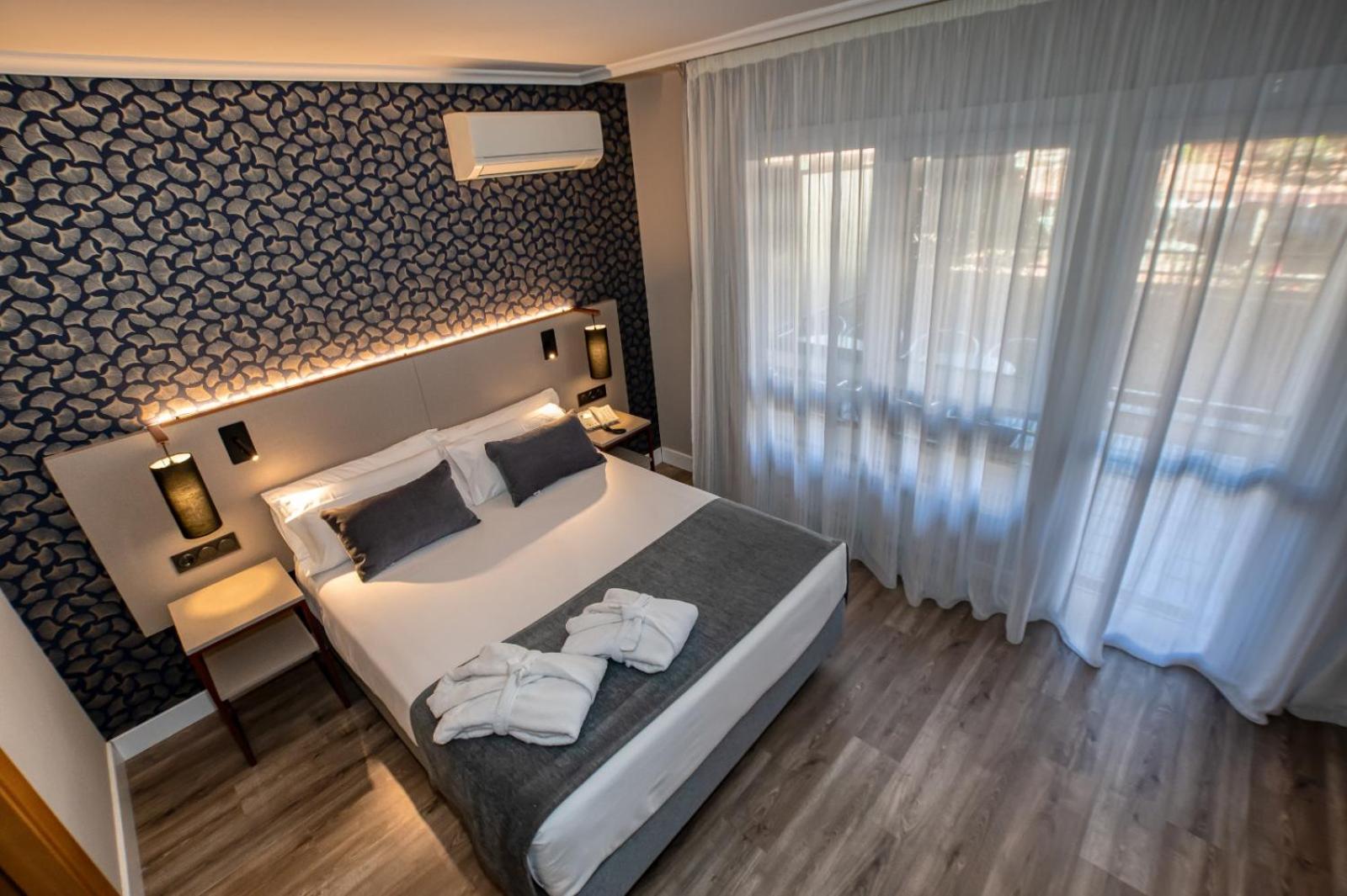 Double or Twin Room - Photo 7