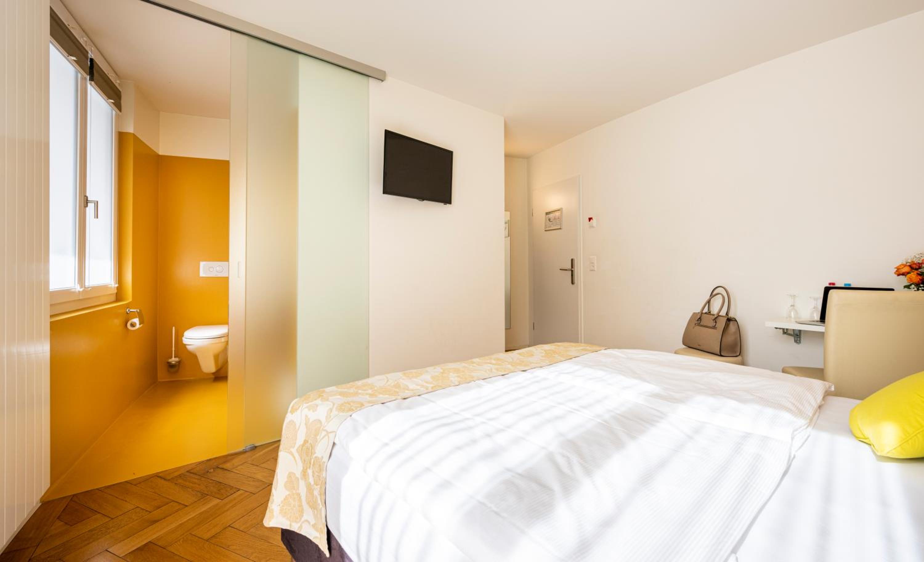 Double Room with Balcony - Photo 9