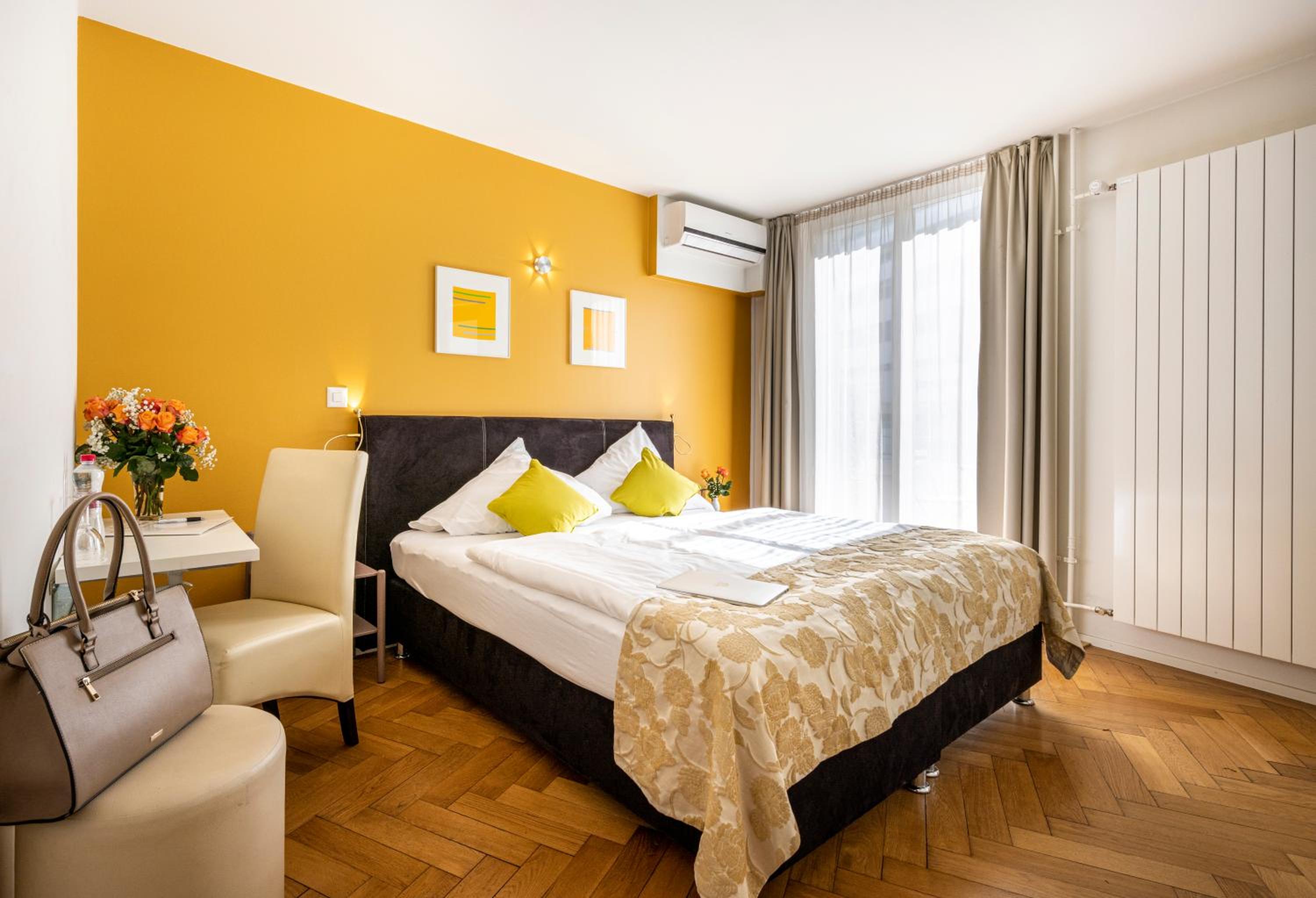 Double Room with Balcony - Photo 3