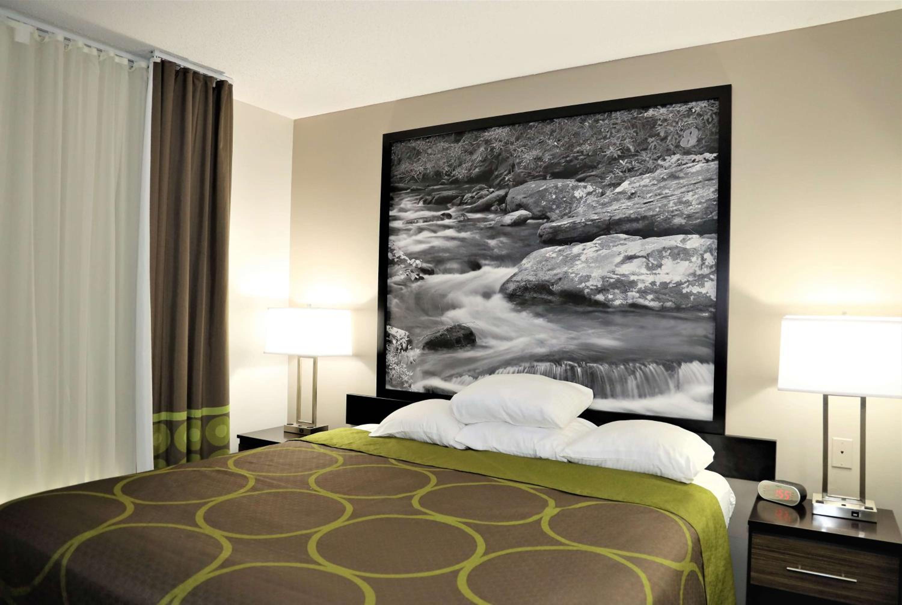 Deluxe King Room - Non-Smoking - Photo 8