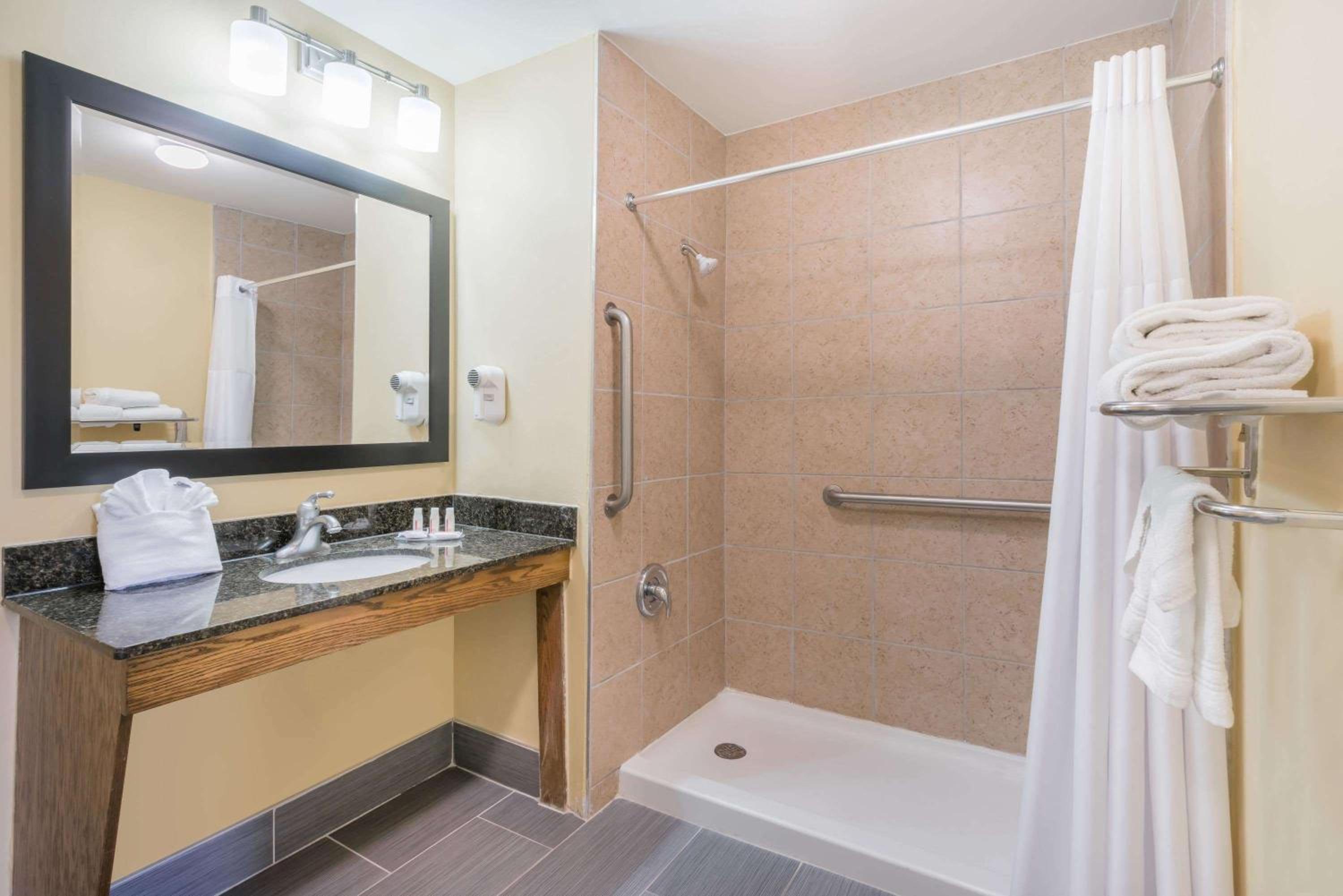 King Room - Disability Access - Non-Smoking - Photo 2