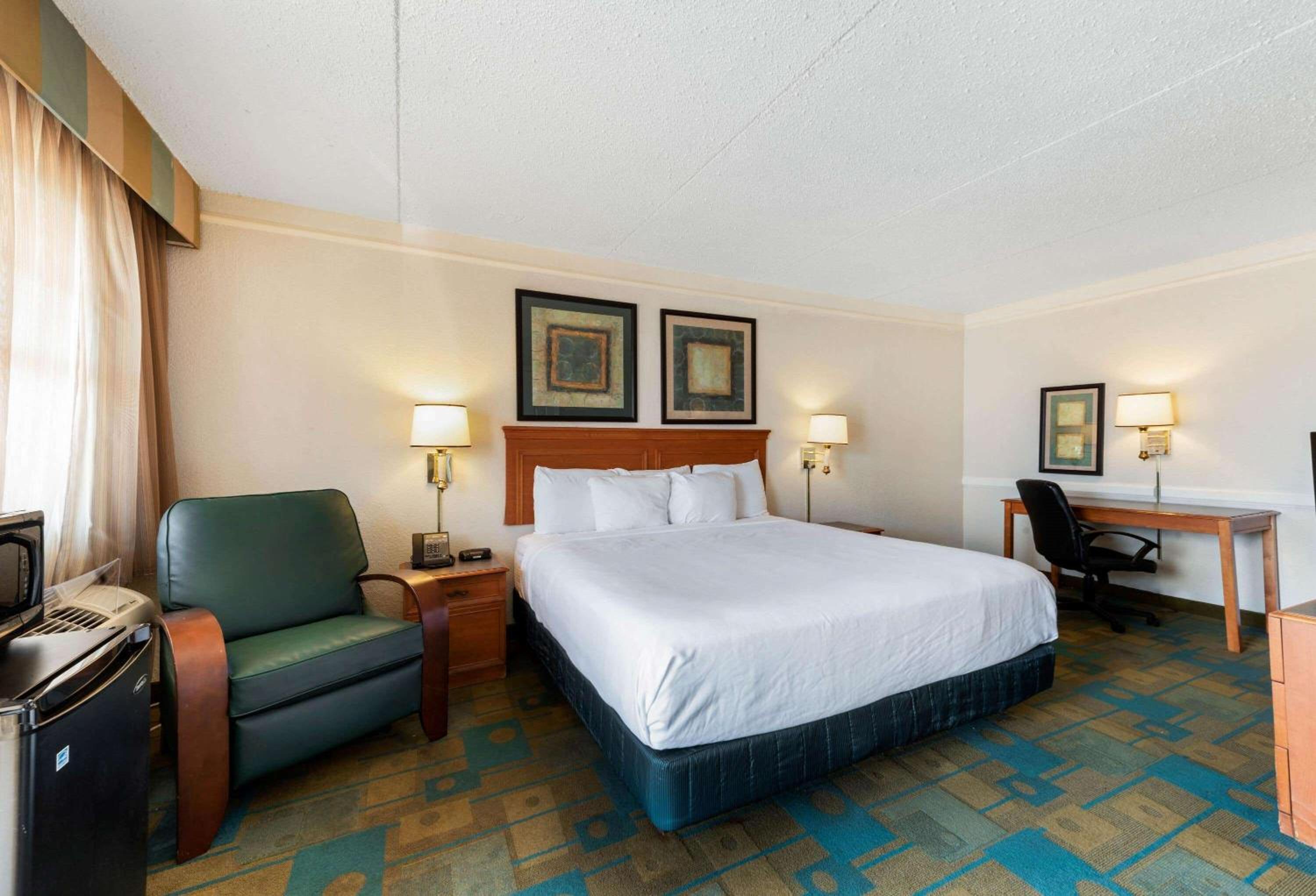 King Room with Bath Tub - Mobility Accessible photo 1
