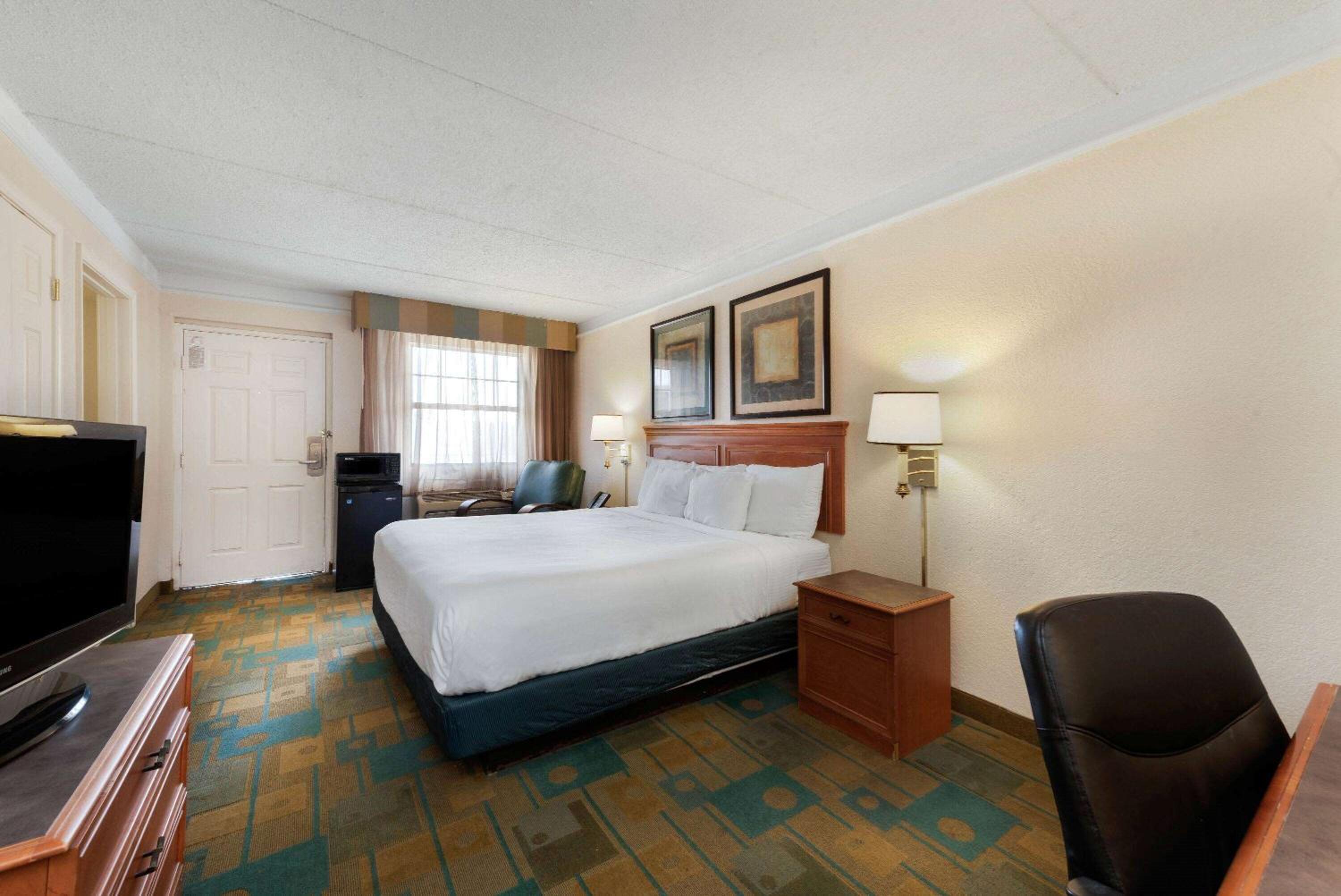 King Room with Bath Tub - Mobility Accessible photo 2