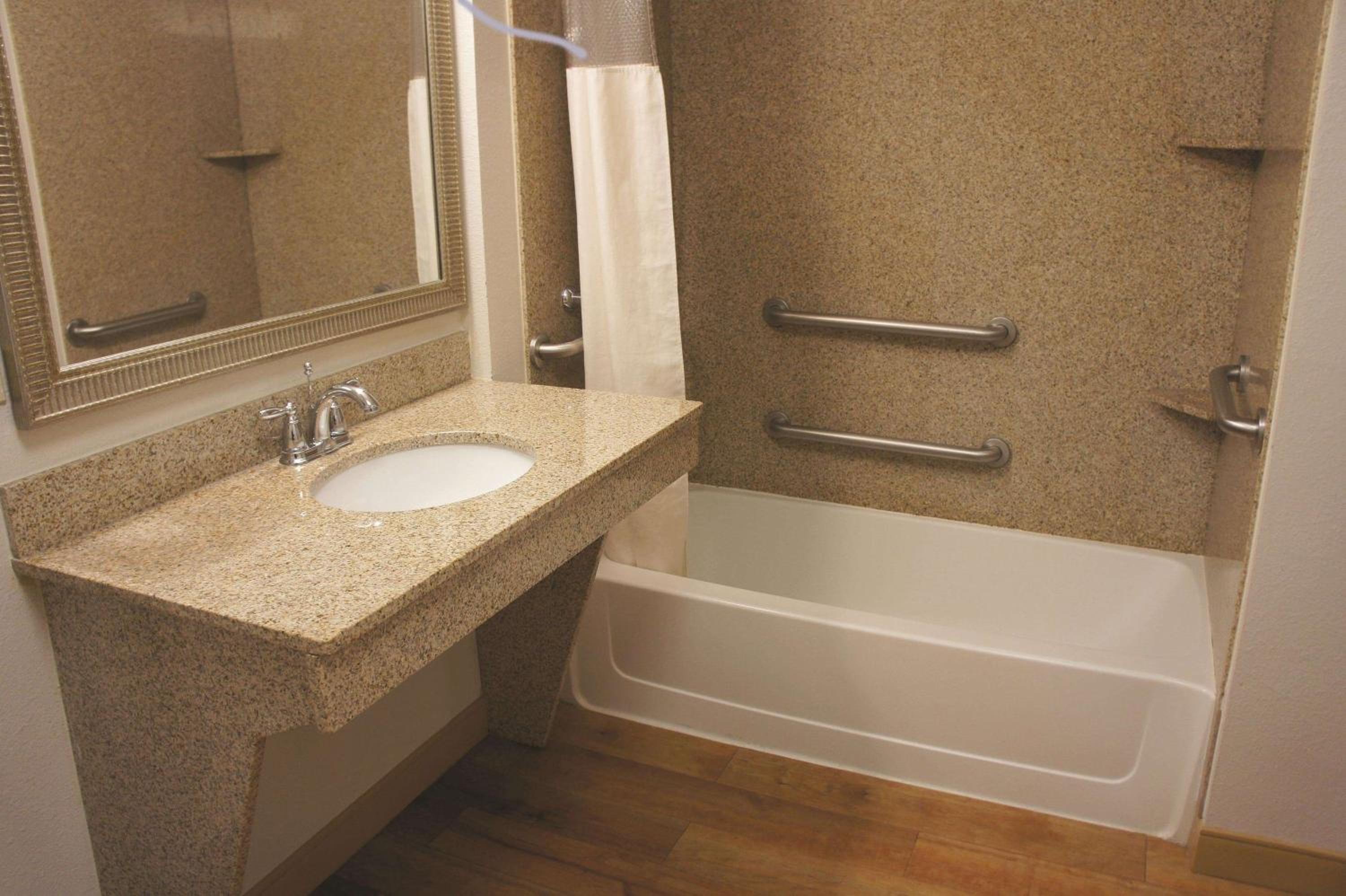 Queen Room with Two Queen Beds - Mobility Access - Photo 3