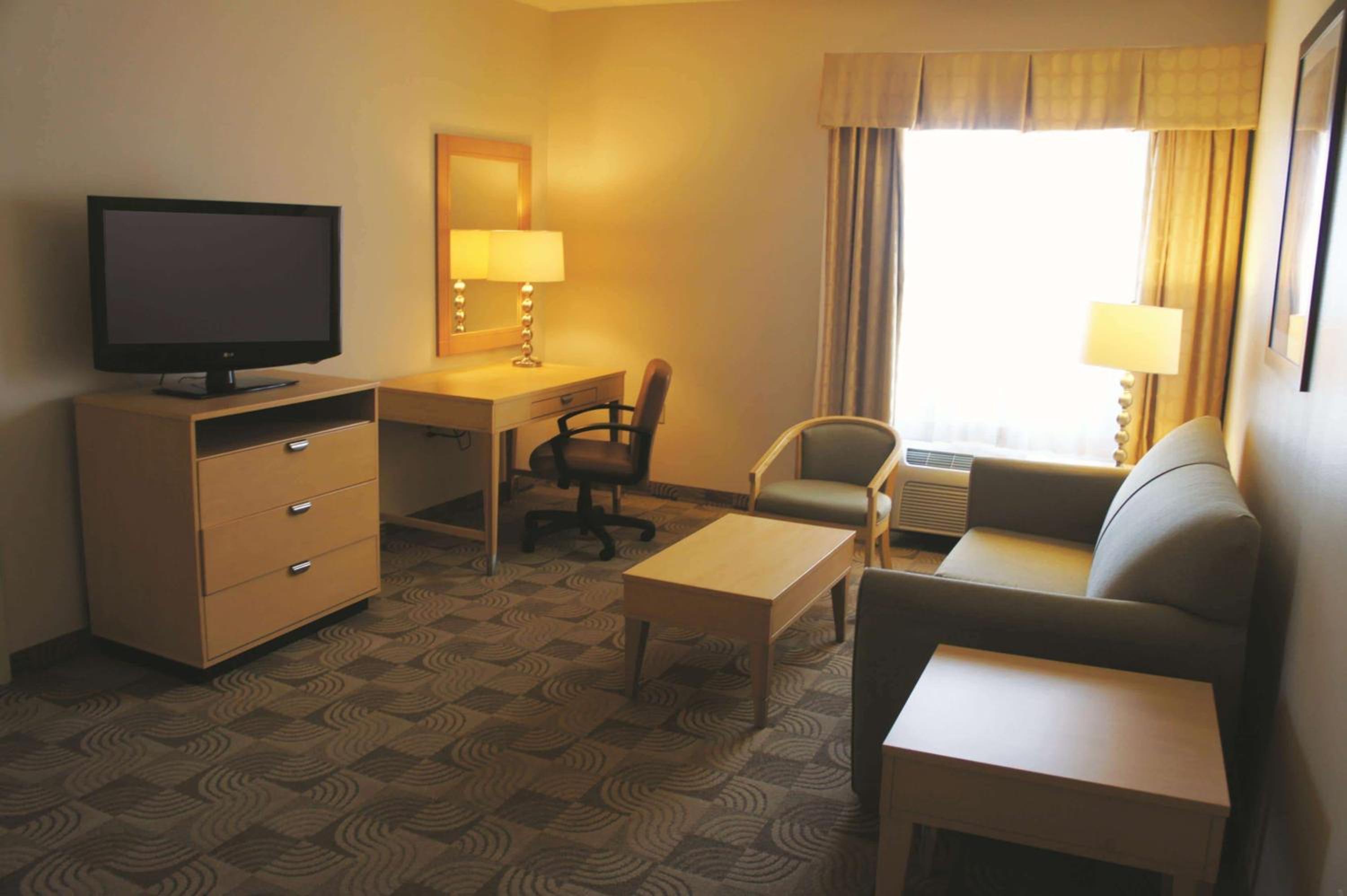 King Suite - Mobility Access - Photo 1