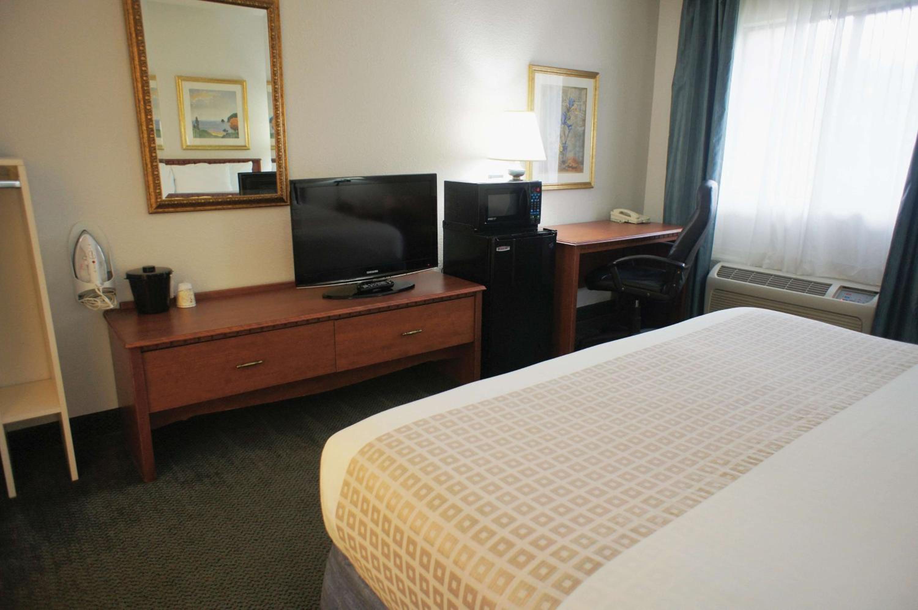 King Room with Bath Tub - Mobility Accessible/Non-Smoking - Photo 1