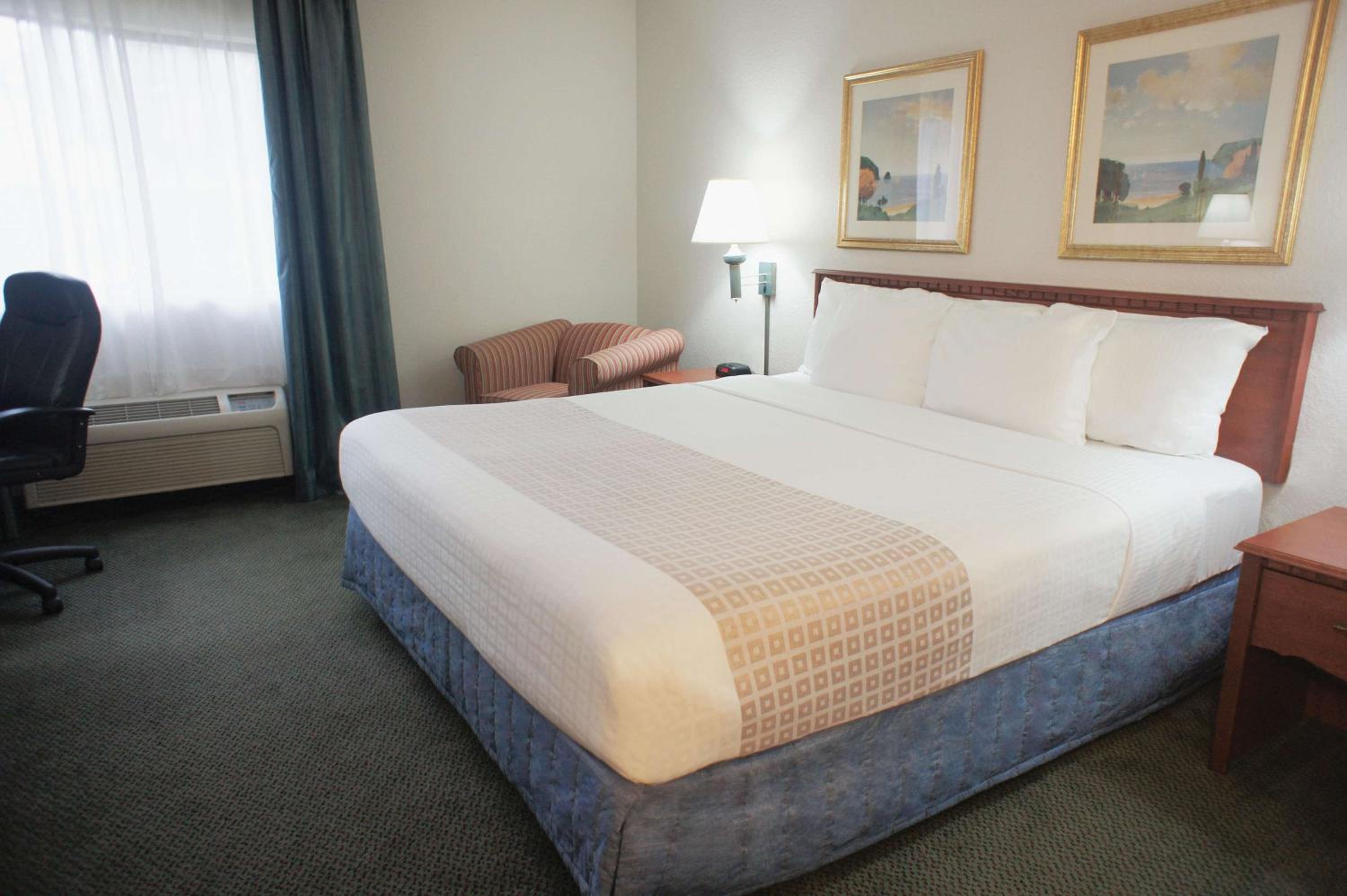 King Room with Bath Tub - Mobility Accessible/Non-Smoking - Photo 2