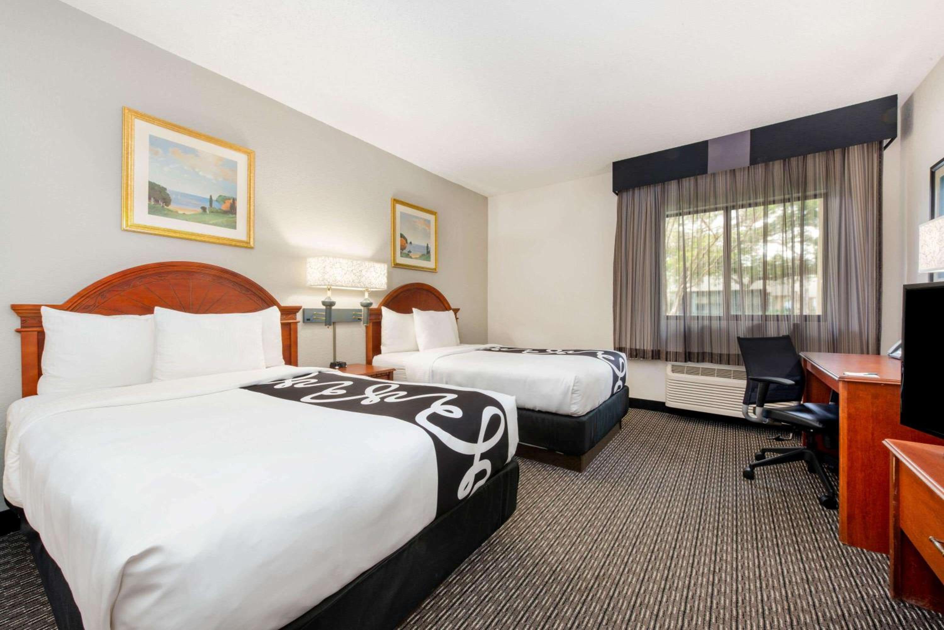 Double Room with Two Double Beds - Photo 2