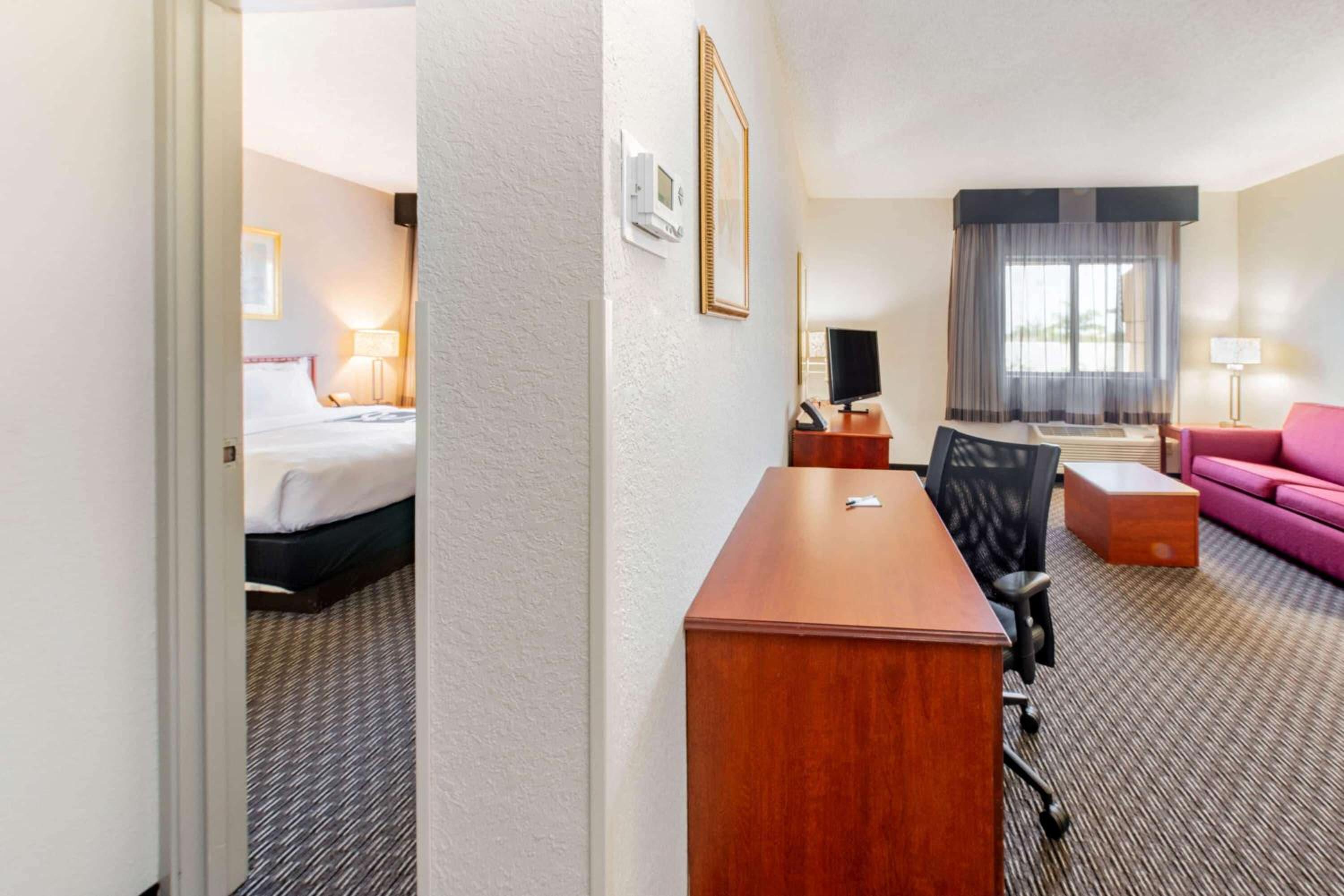 One-Bedroom King Suite - Non-Smoking - Photo 3