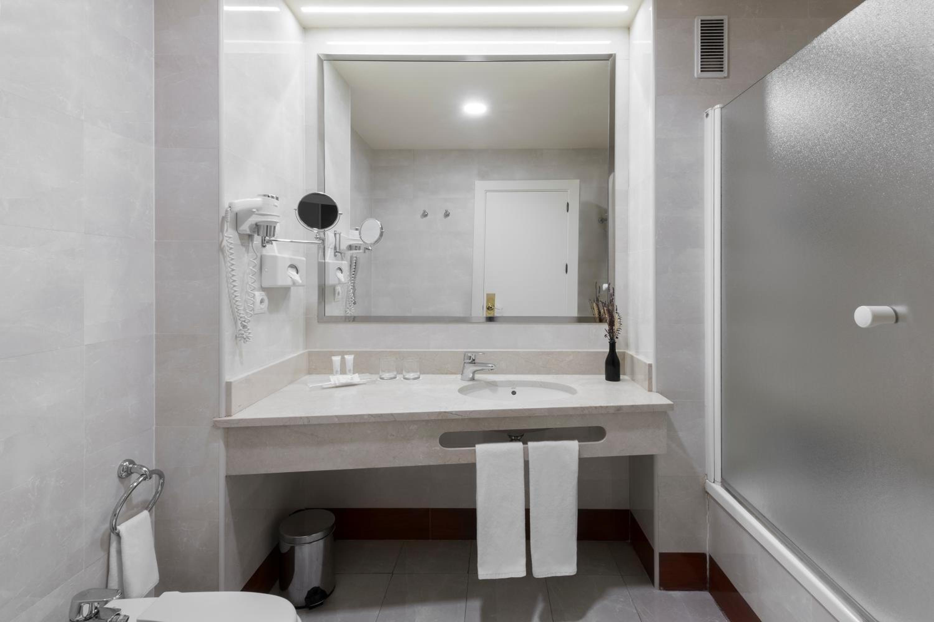Standard Double Room - Photo 2