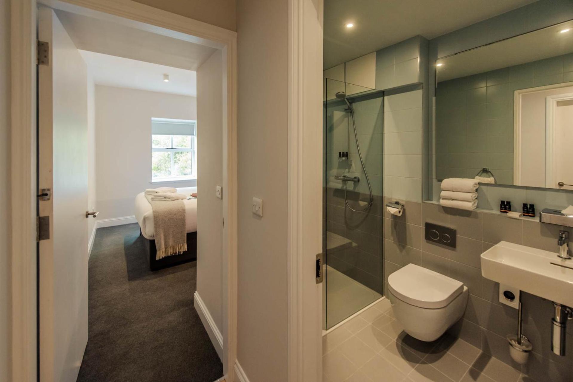 Deluxe Three-Bedroom Apartment with Stair Access Only thumbnail 6