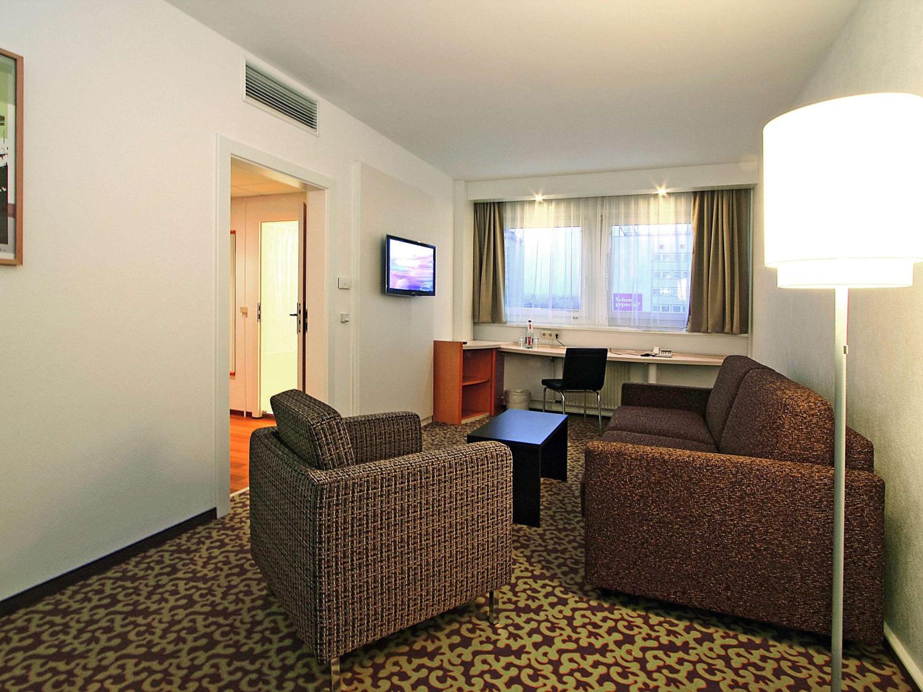 Standard Suite with 1 double bed and 2 sofas - Photo 1