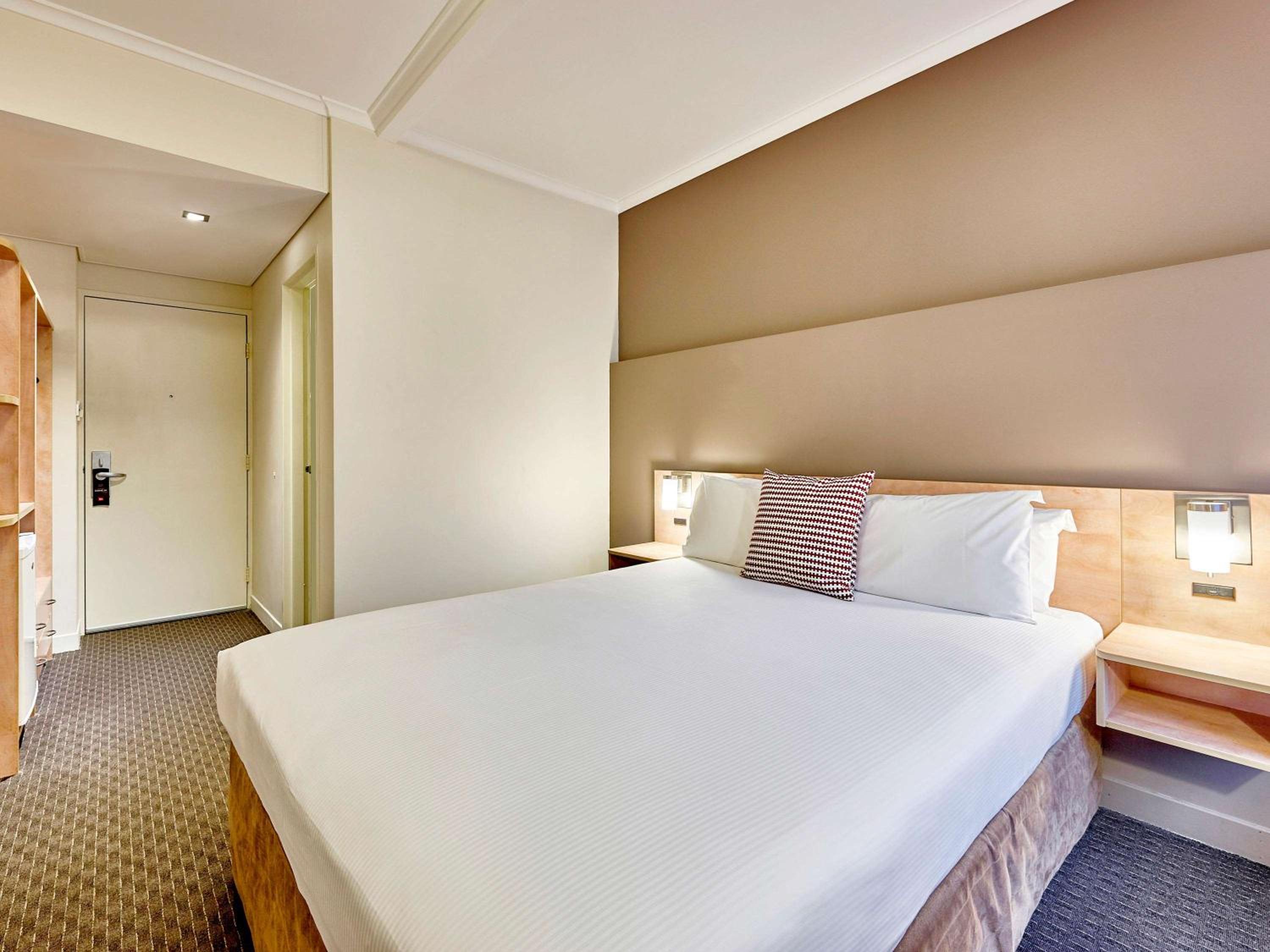 Accessible Standard Room with One Double Bed thumbnail 6