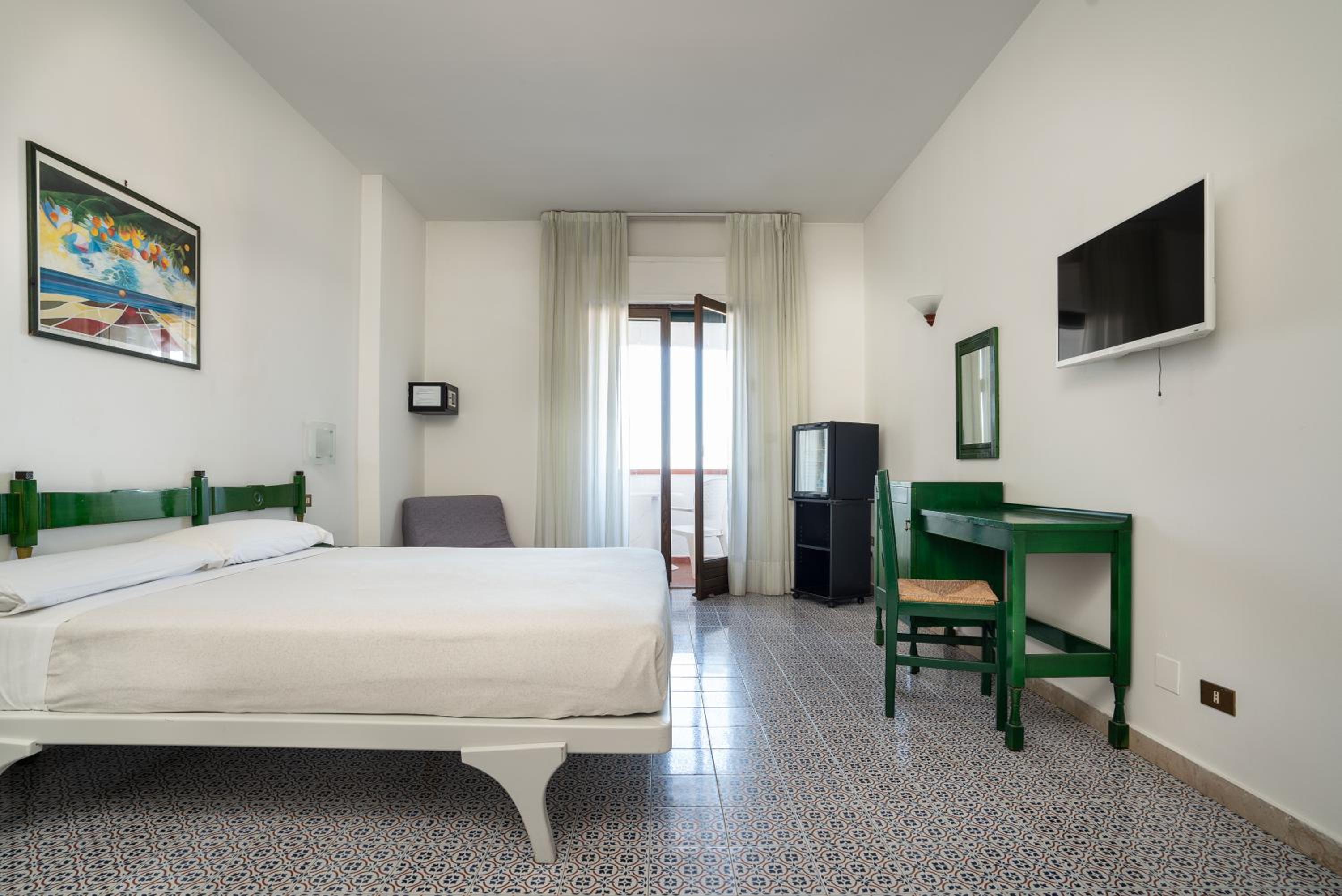 Standard Double Room - Photo 2