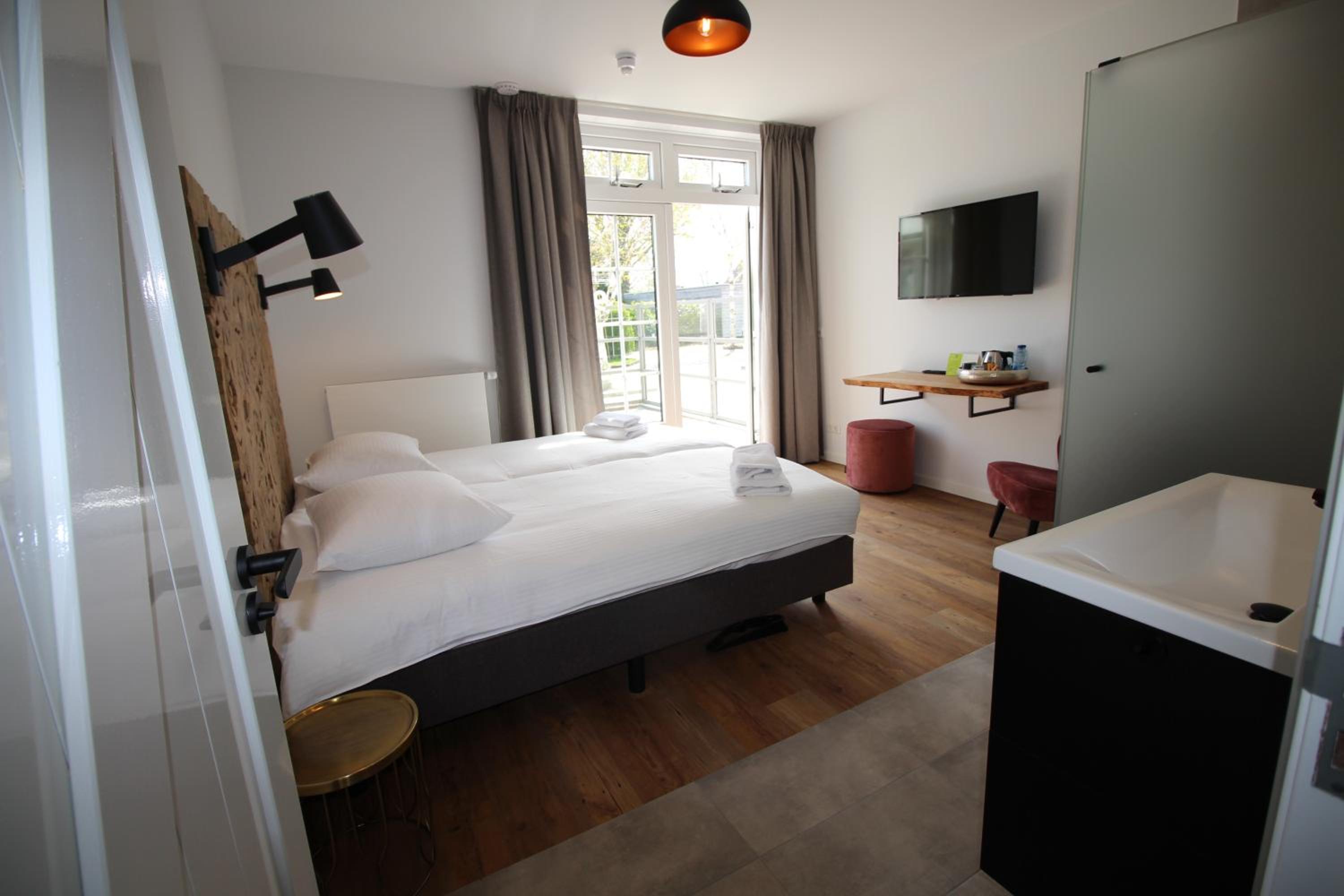 Economy Twin Room photo 3