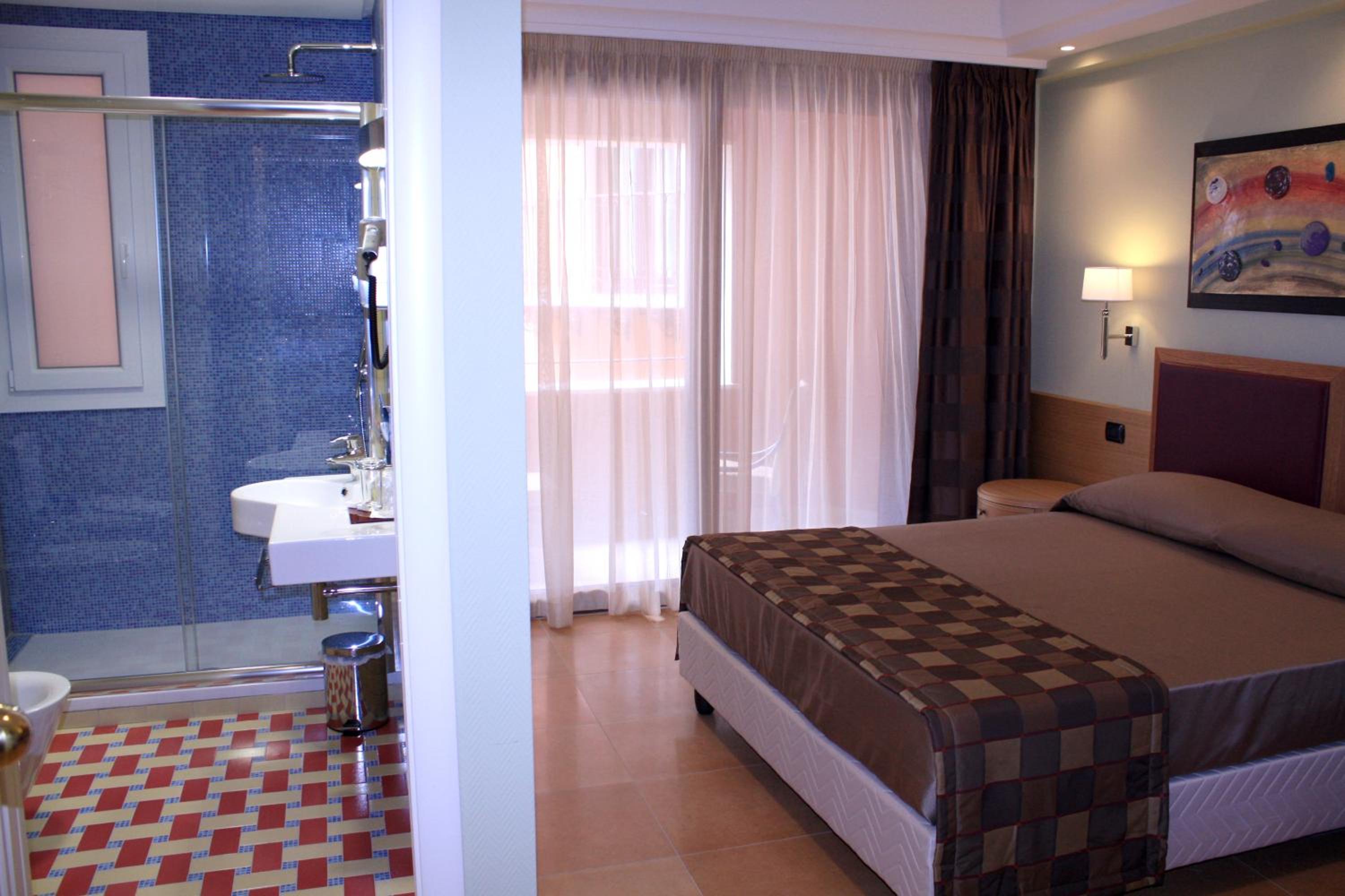 Standard Double or Twin Room - Photo 3