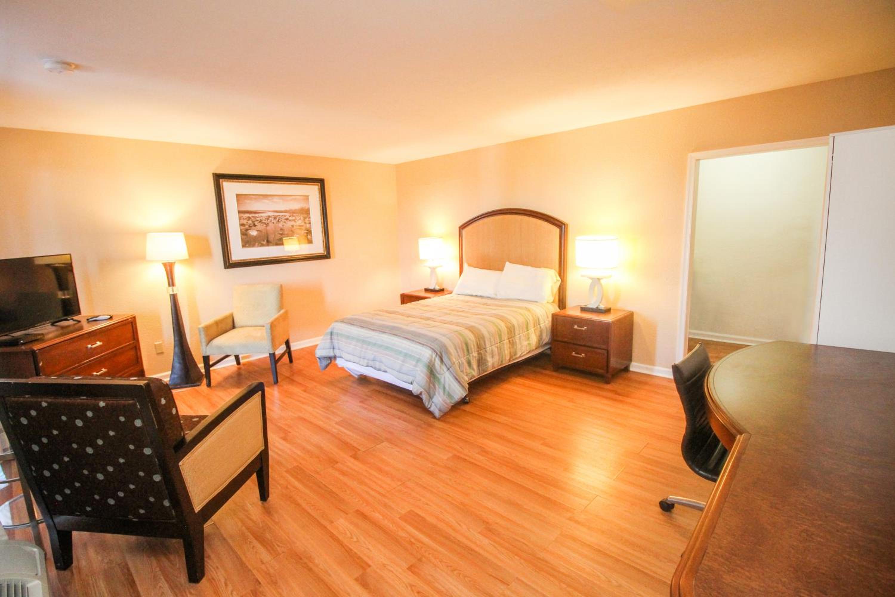 Deluxe Queen Suite photo 1