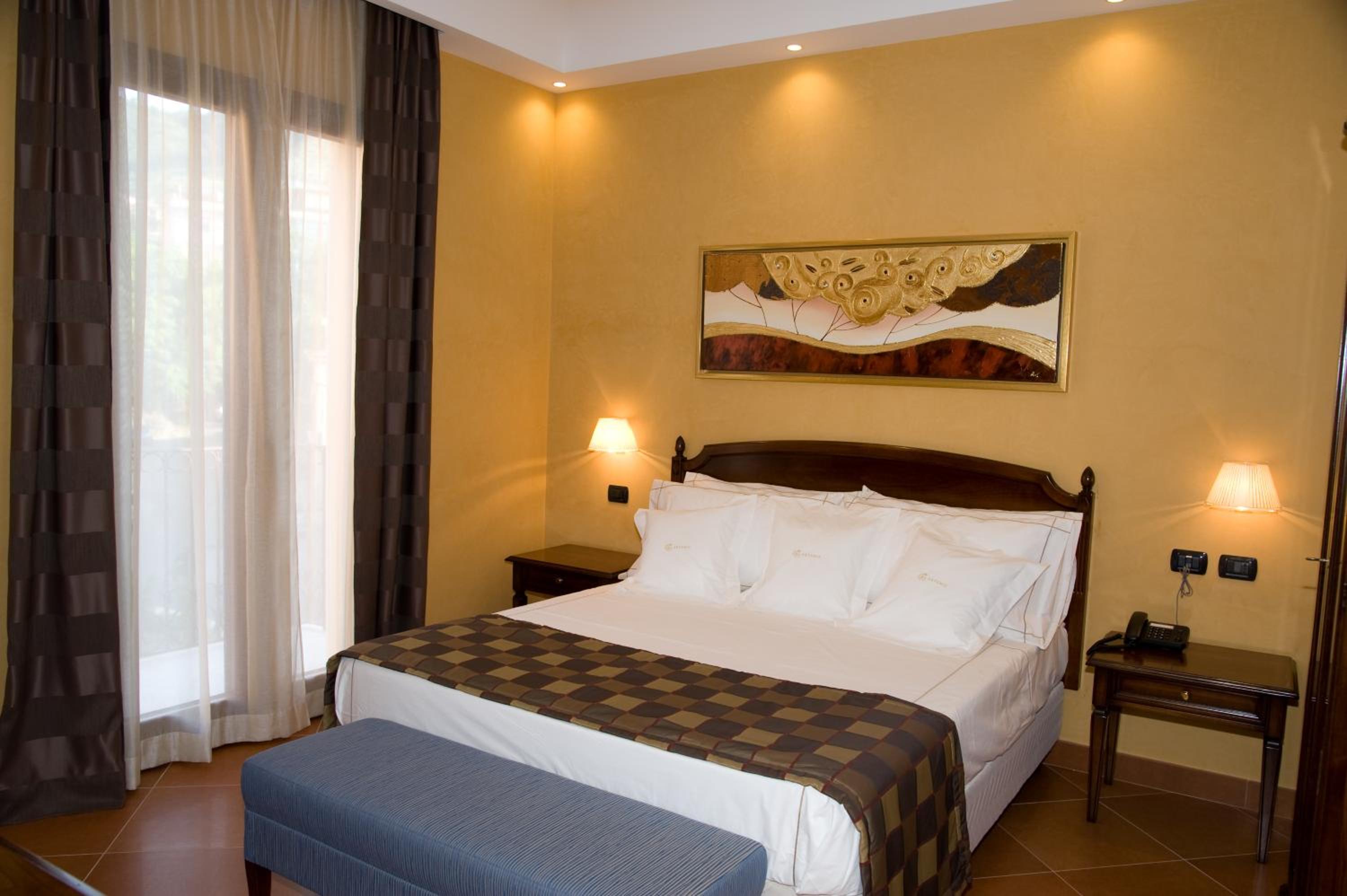 Suite - Photo 1