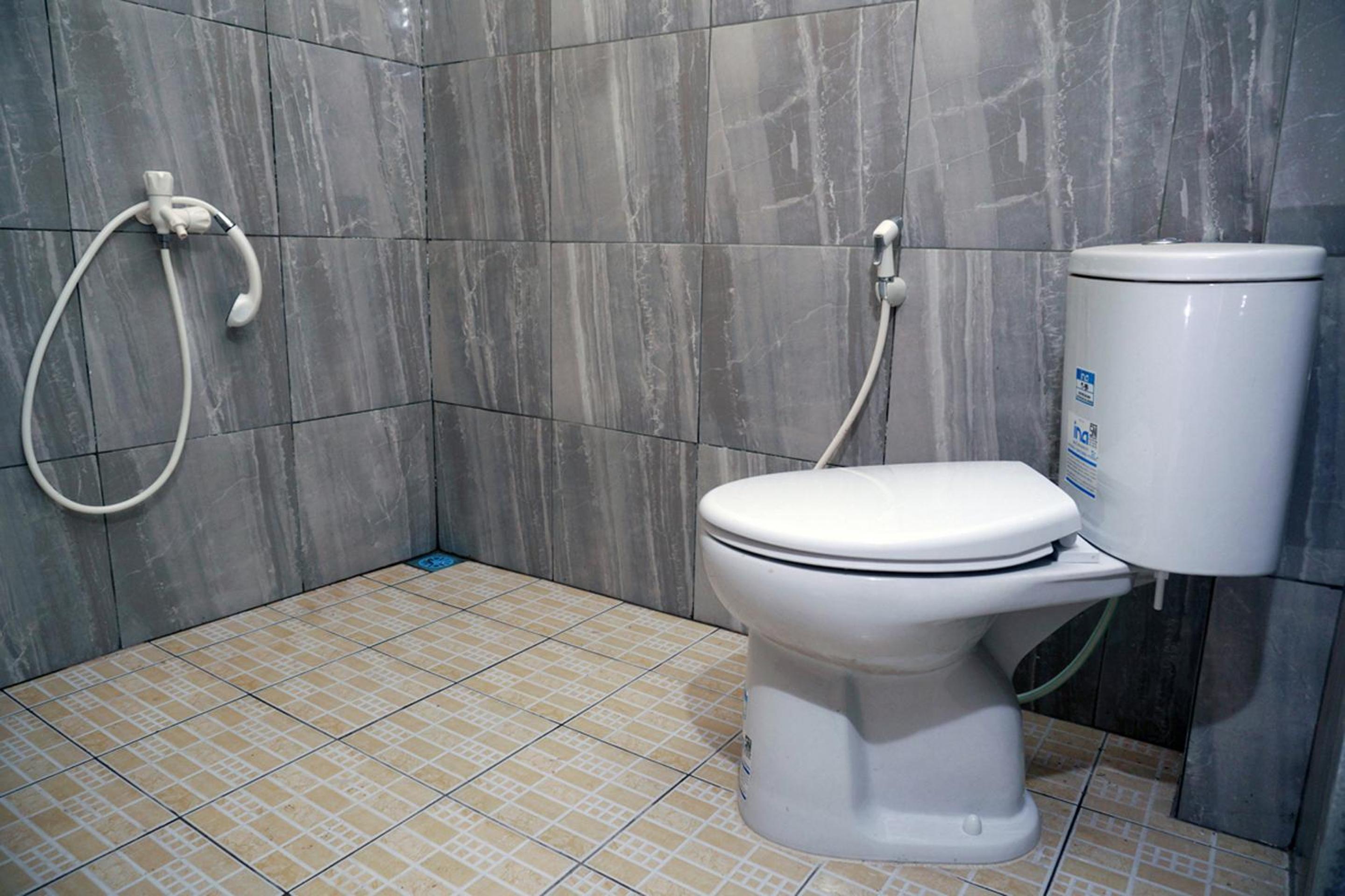 Economy Triple Room photo 2