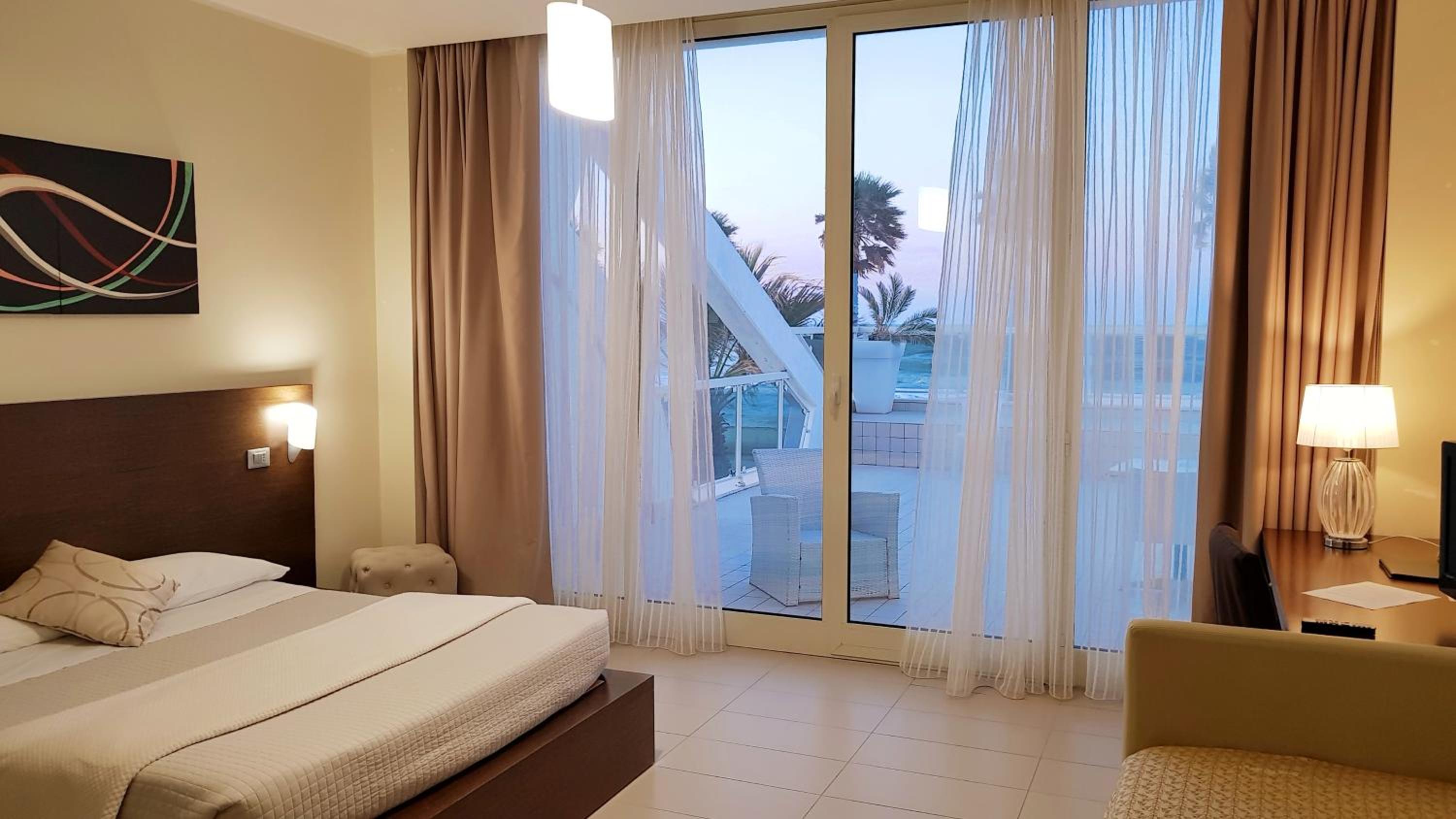 Junior Suite with Terrace and Sea View - Photo 13