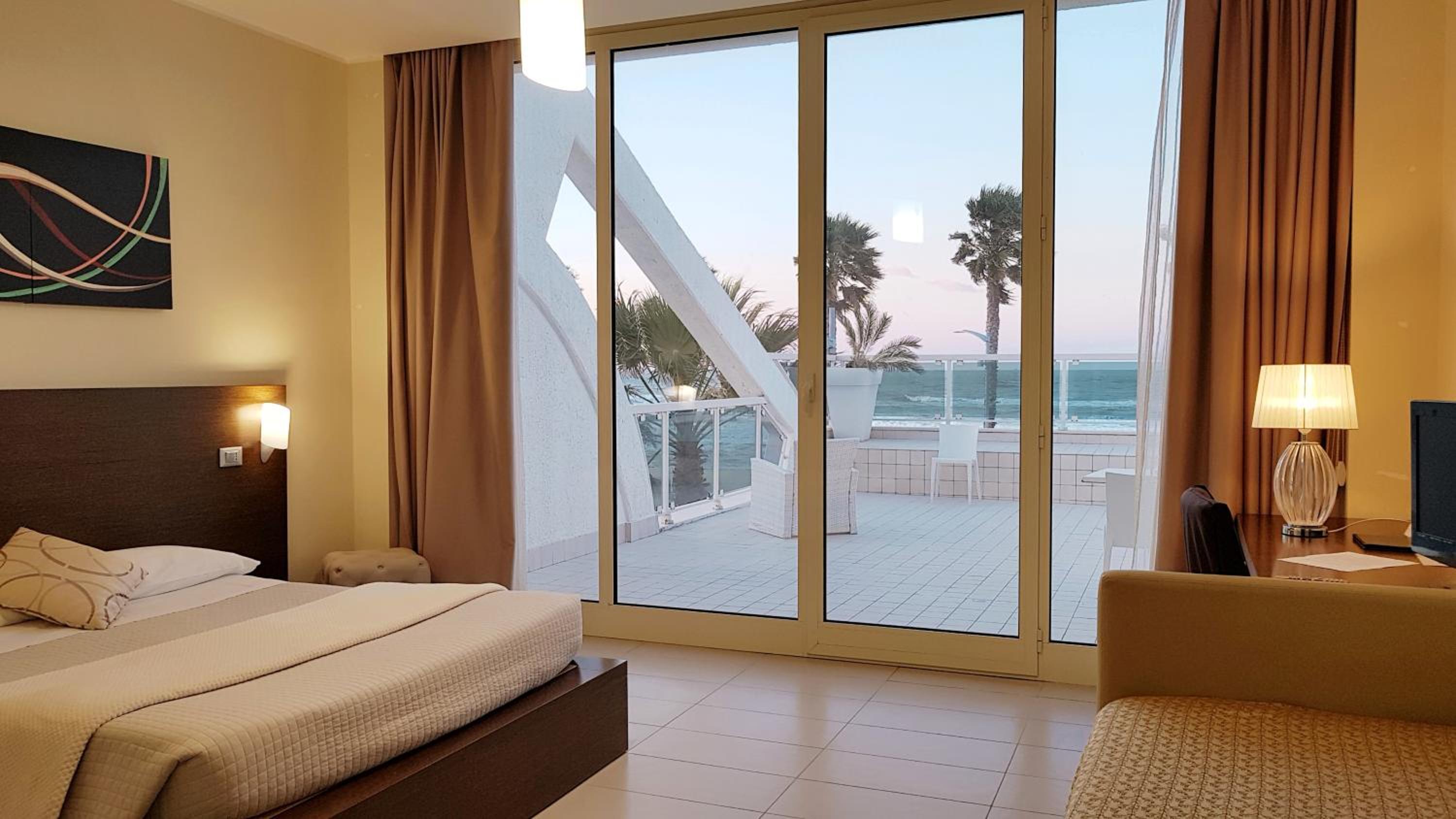 Junior Suite with Terrace and Sea View - Photo 15