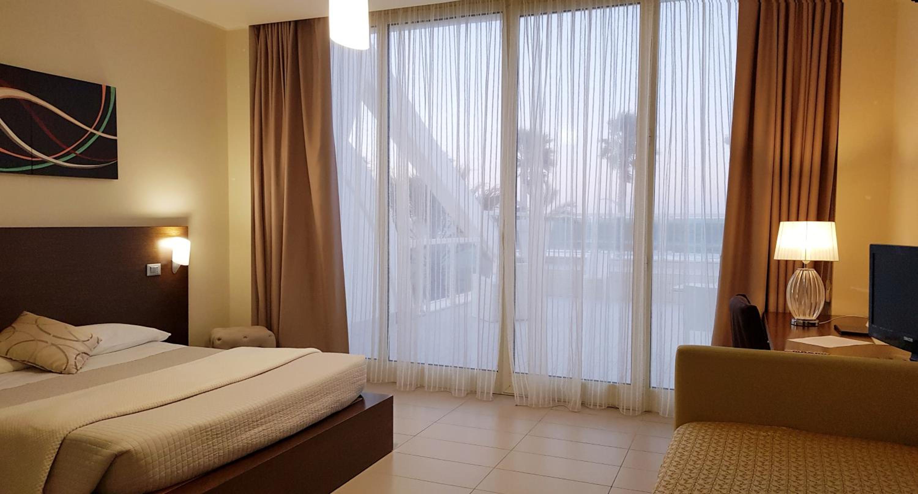 Junior Suite with Terrace and Sea View - Photo 16