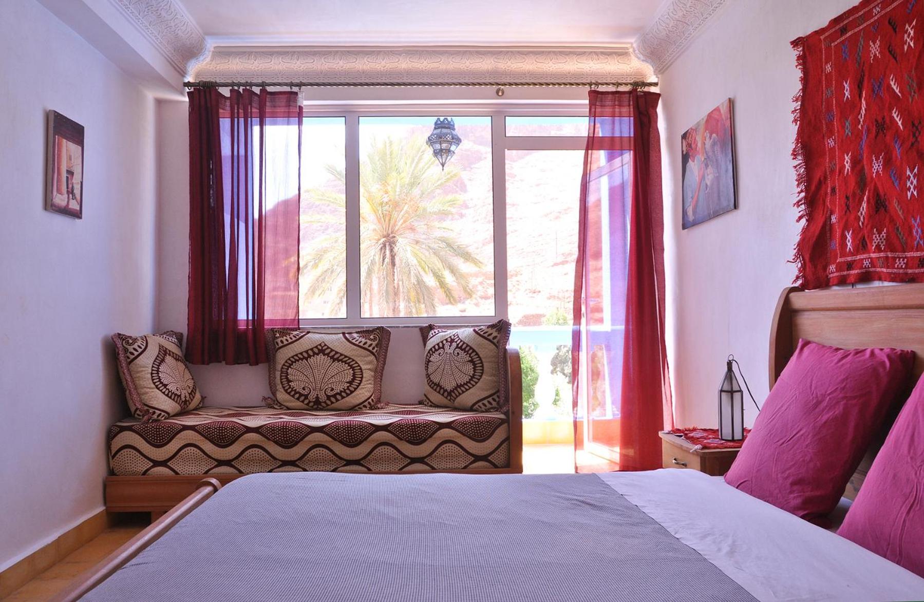 Double Room with Balcony (2 Adults + 1 Child) - Photo 3