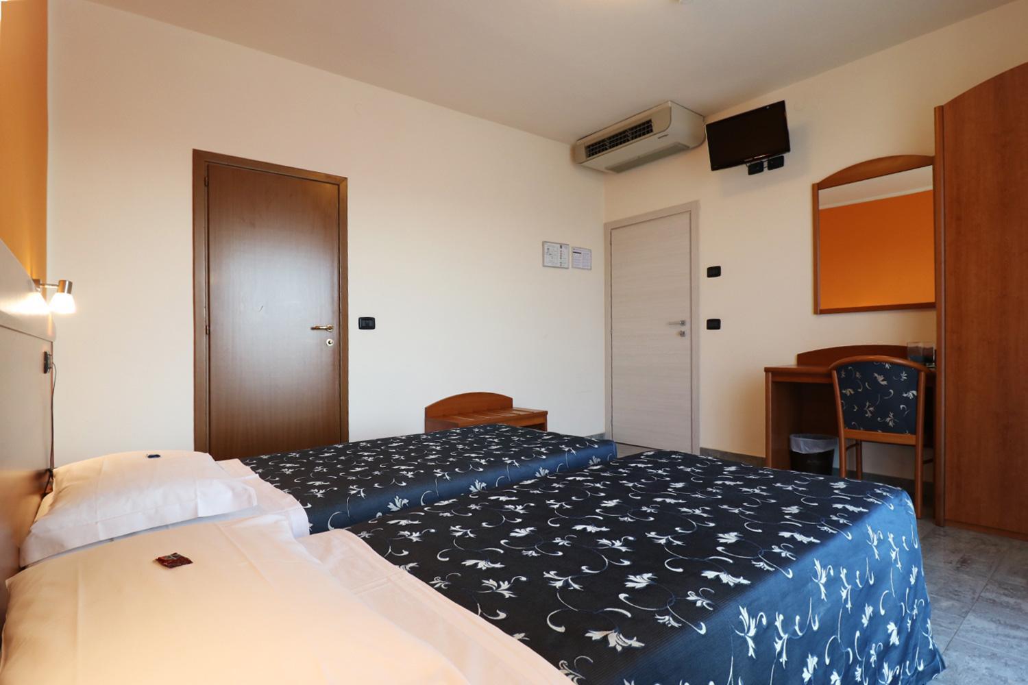 Twin Room with Balcony - Photo 2