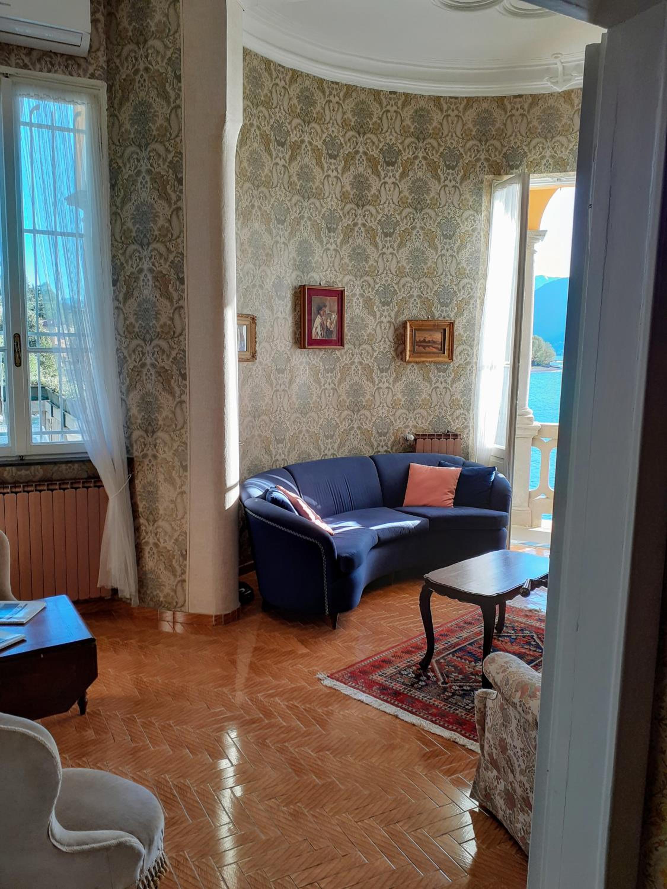 Apartment with Lake View