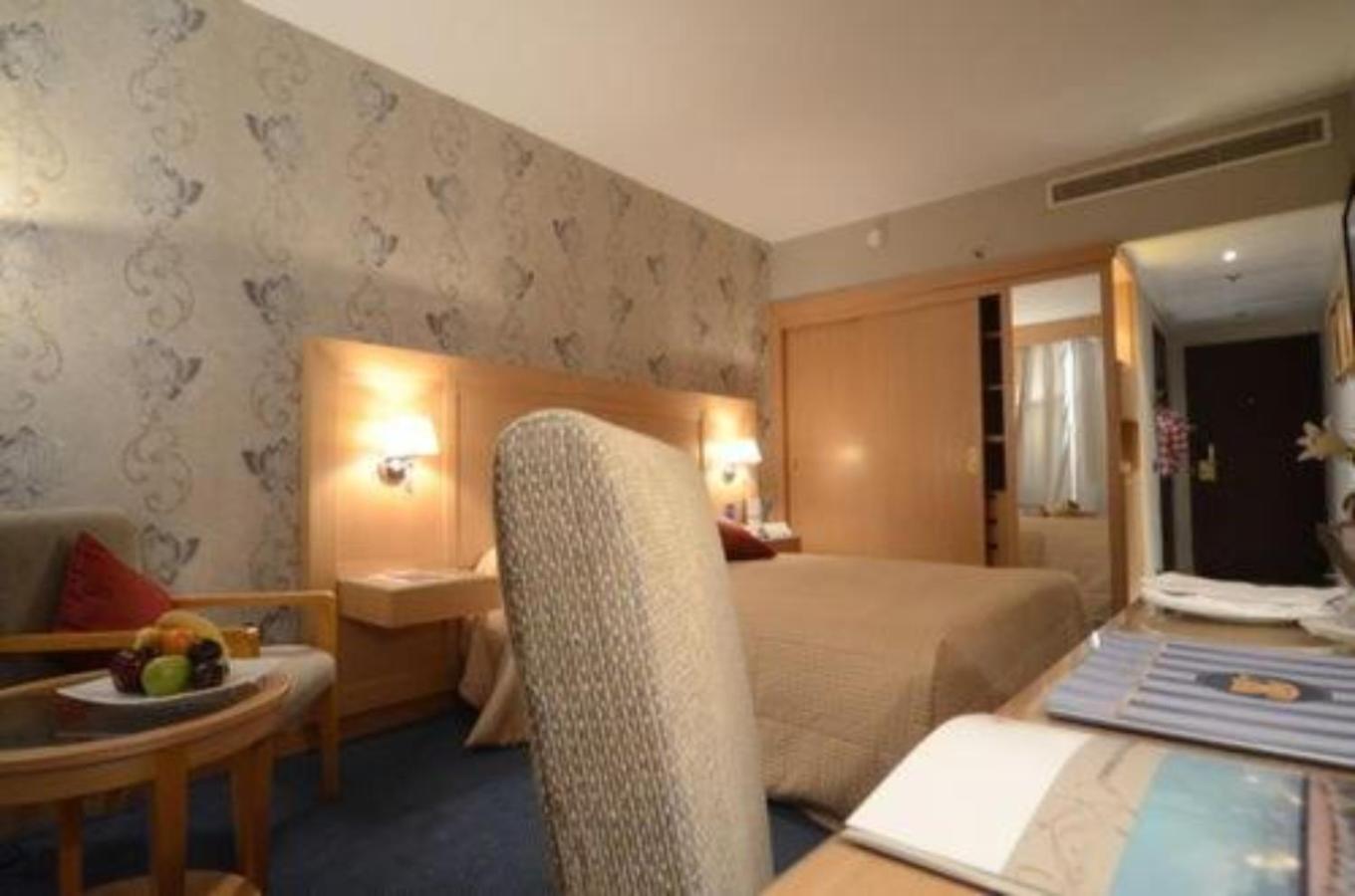 Deluxe Double or Twin Room with Garden View thumbnail 6