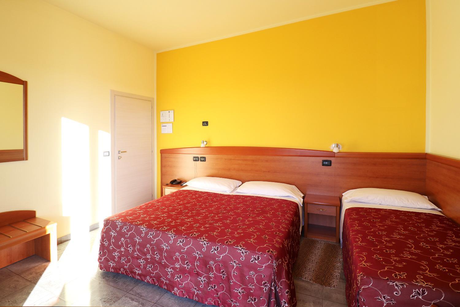 Triple Room with Balcony - Photo 3
