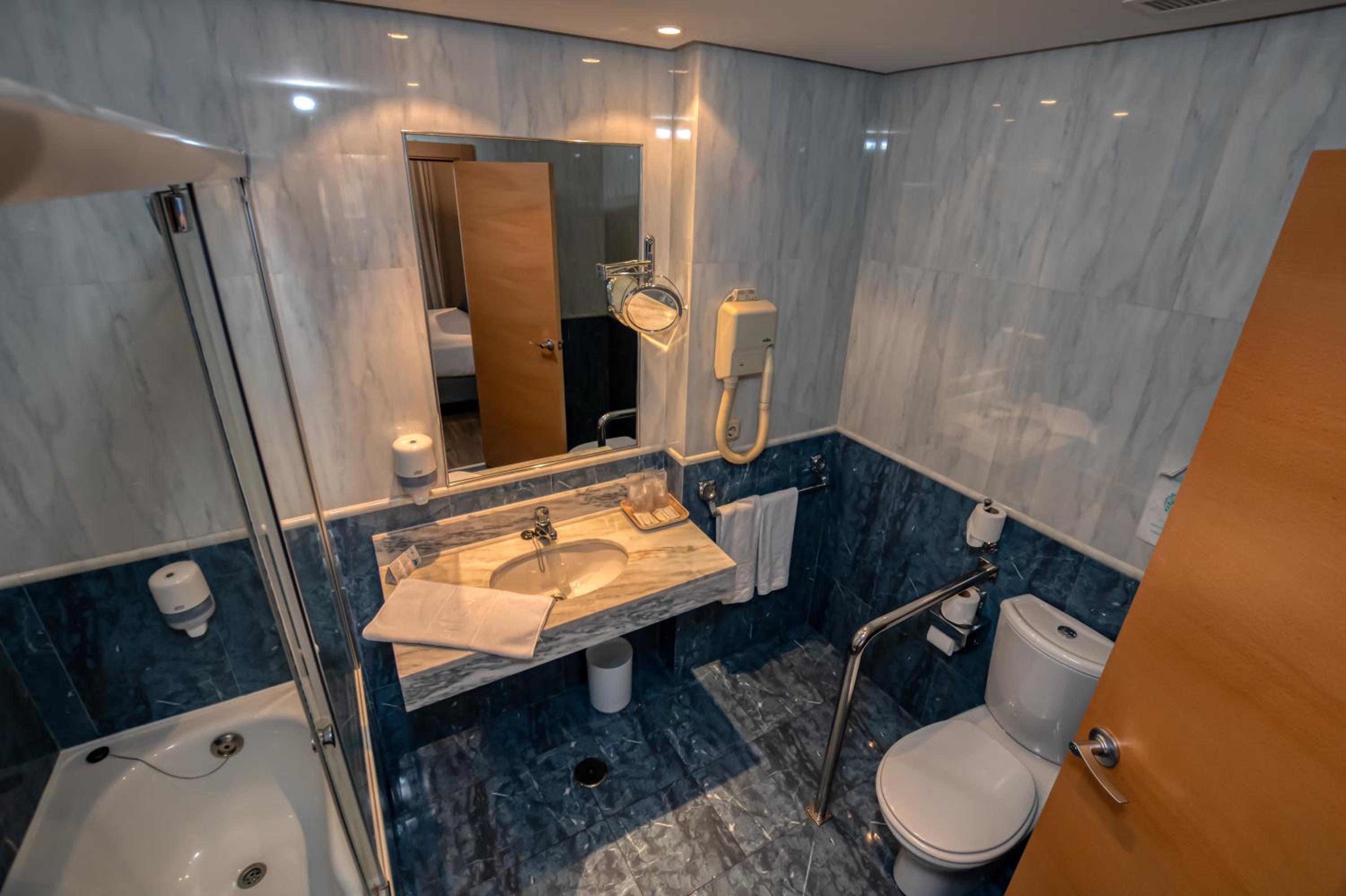 Double or Twin Room - Photo 6