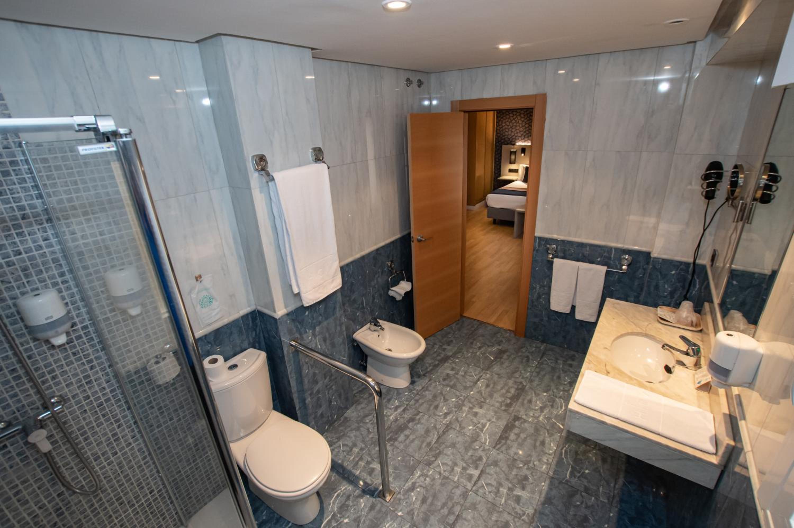 Double or Twin Room - Photo 5