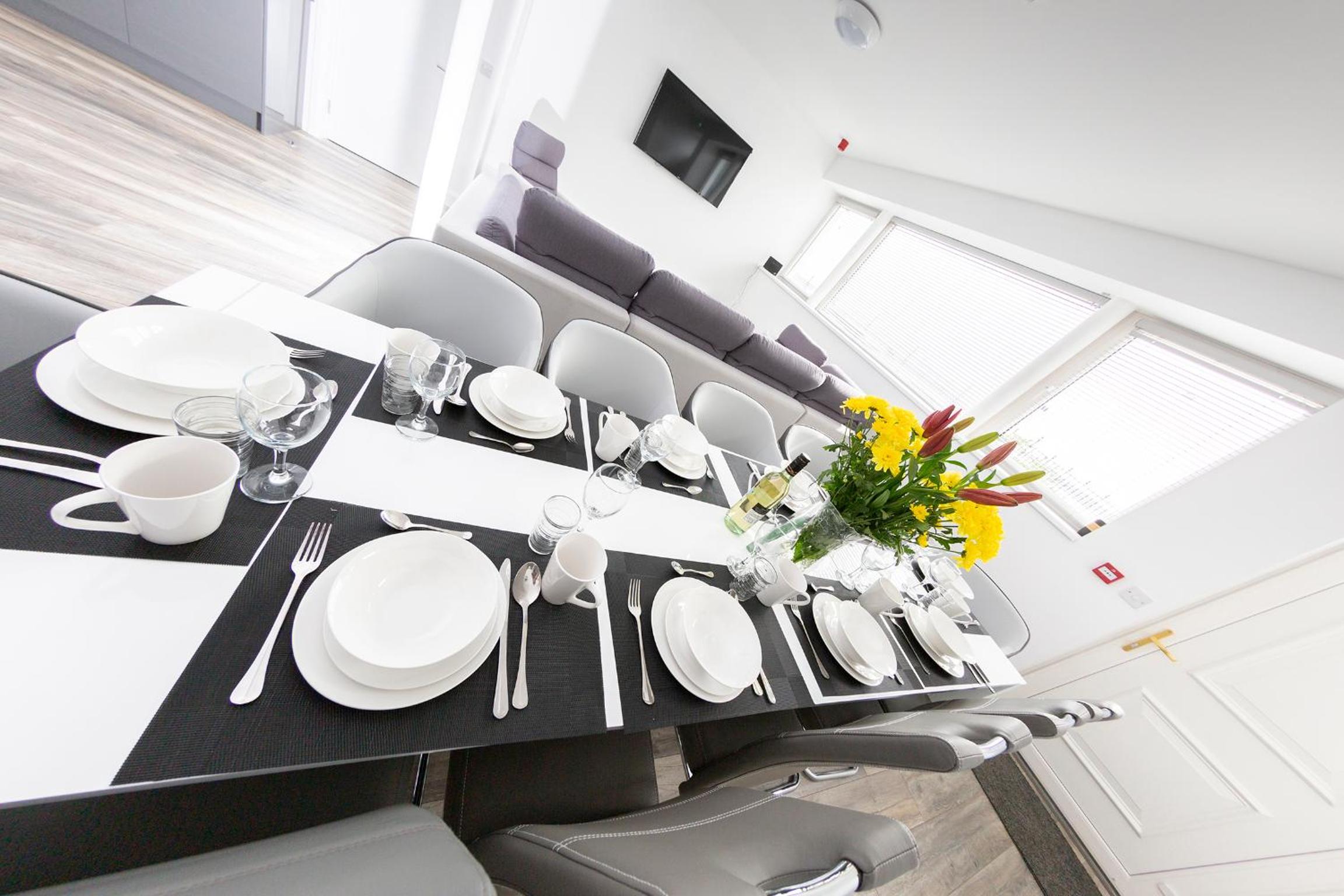 Eight-Bedroom House - Separate Building photo 3